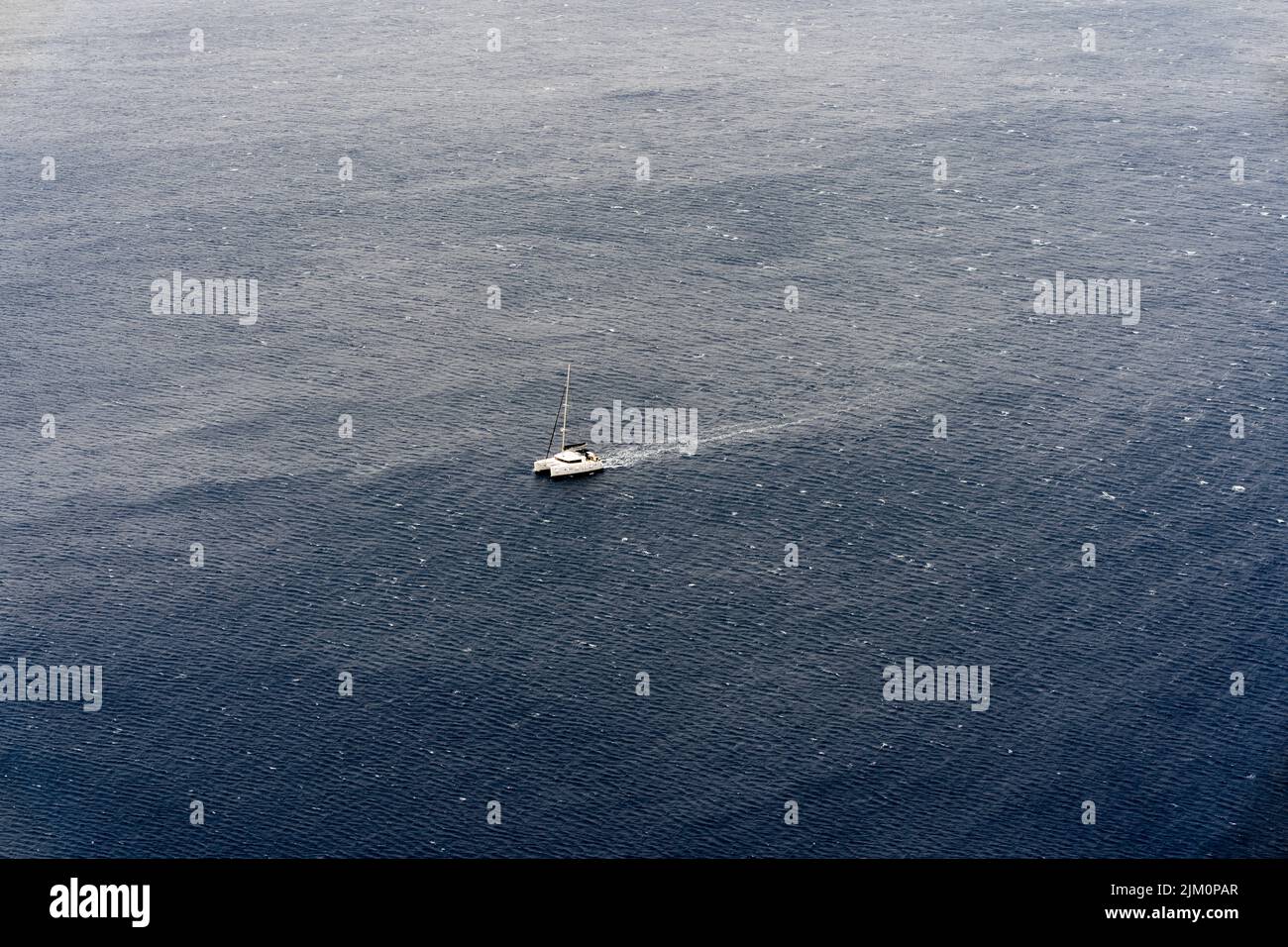 Katamaran allein im Meer Stockfoto