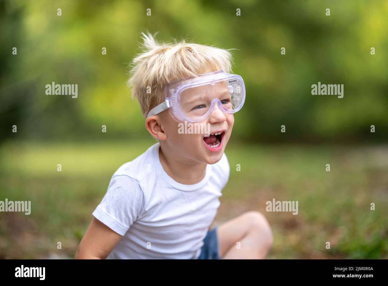 Zweijähriger Junge mit Schutzbrille Stockfoto