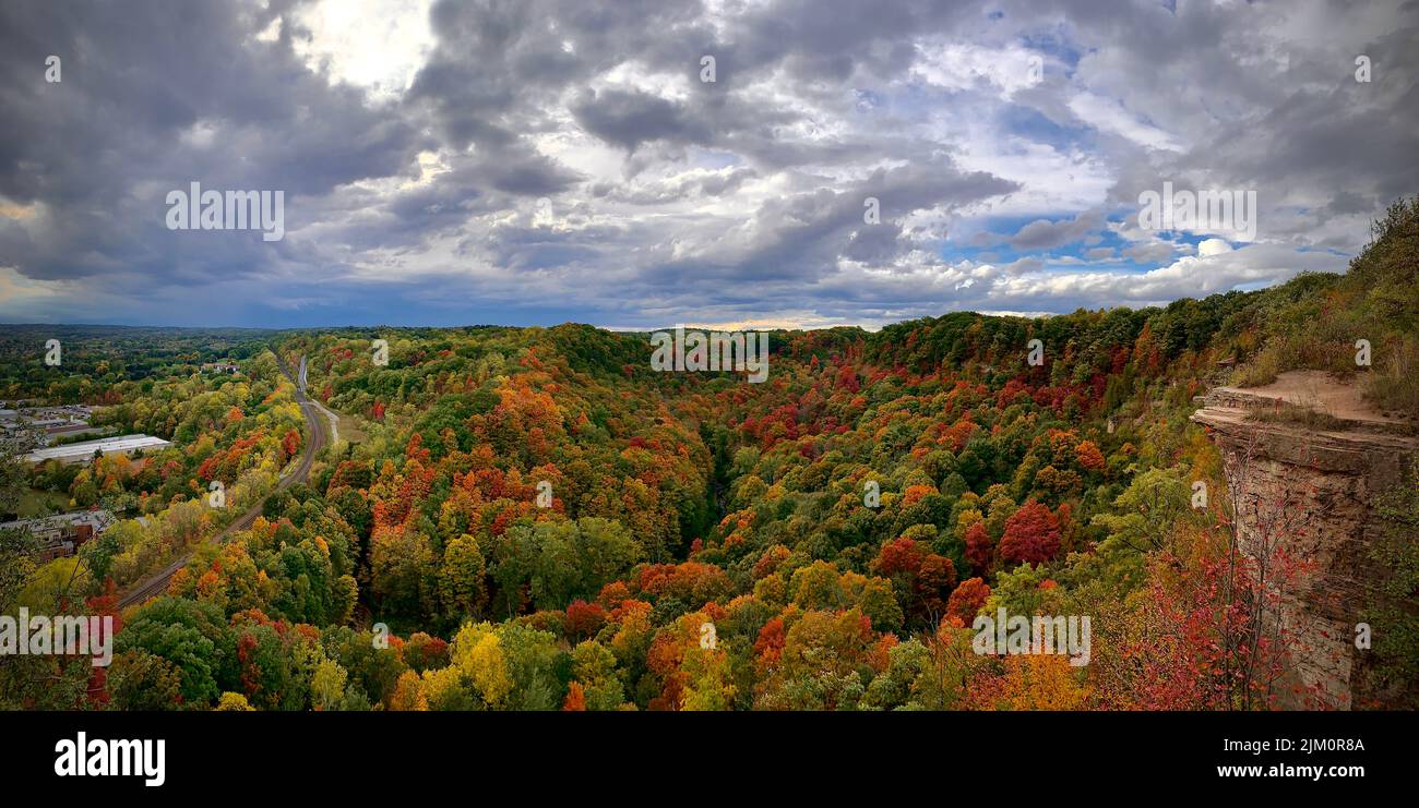 Die wunderschöne Herbstlandschaft mit bunten Bäumen gegen den bewölkten Himmel. Stockfoto