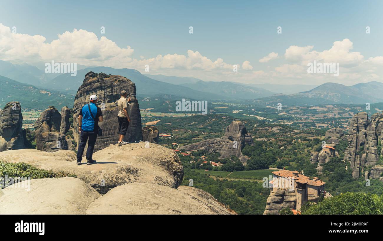7.13.2022 Meteora, Griechenland. Touristen genießen den schönen Blick auf die Berge von den Meteora Felsformationen. Blick auf das orthodoxe Kloster aus der Vogelperspektive. Hochwertige Fotos Stockfoto