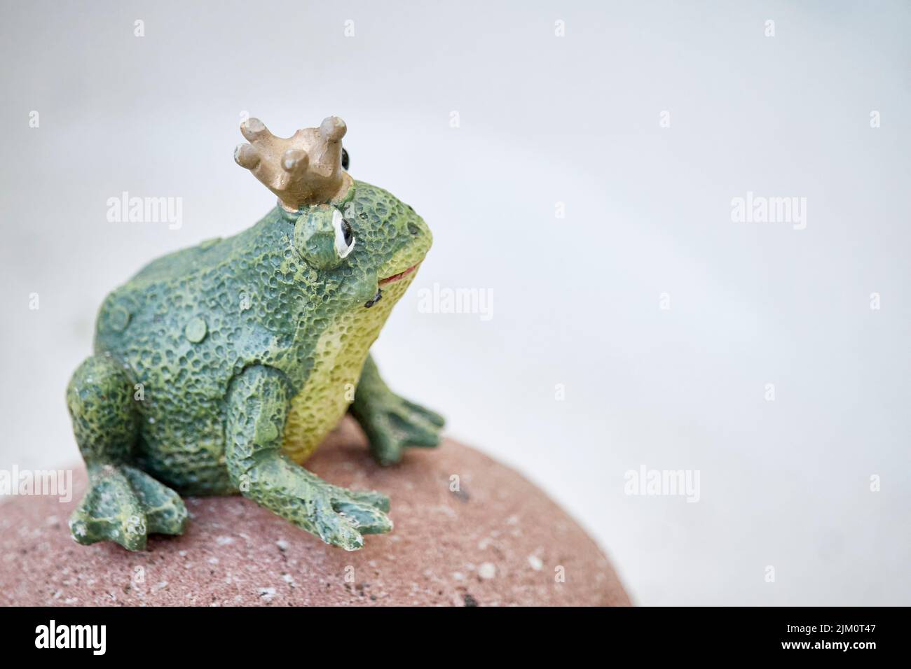 Die Statue des Frosches wartet auf den Kuss, um den Prinzen zu drehen, Kunstskulptur Stockfoto