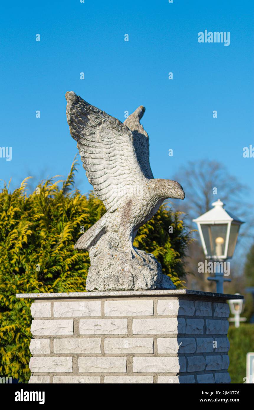 Eine vertikale Aufnahme der wunderschönen Adlerstatue im Mount Mitchill Scenic Overlook Park in New Jersey Stockfoto