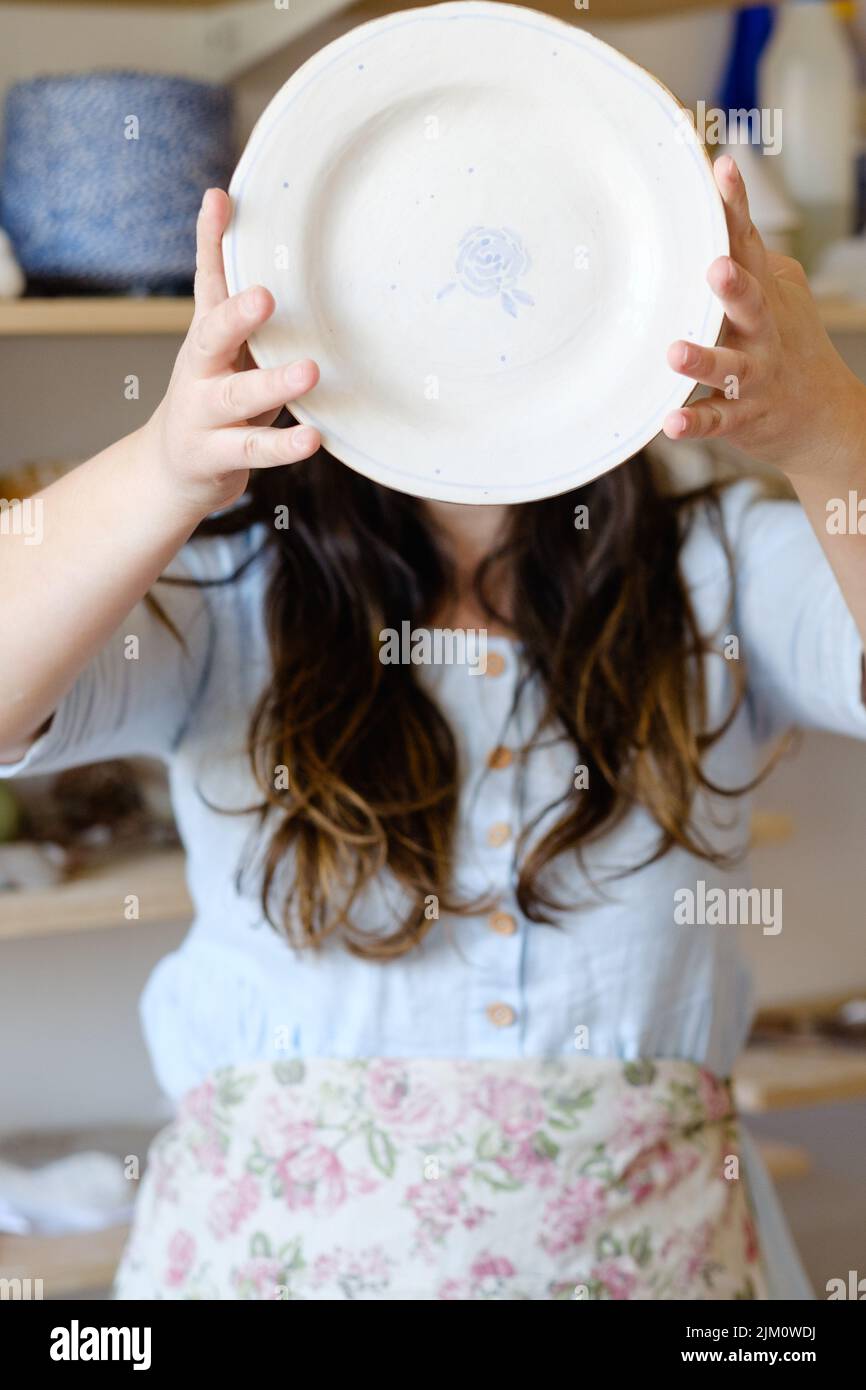Töpferei Handwerk Hobby handgemachte Tonplatte Stockfoto