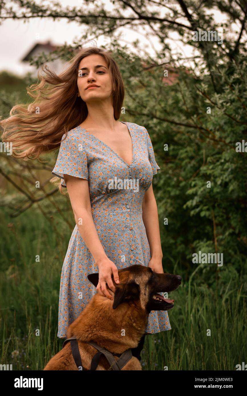Eine vertikale Aufnahme einer kaukasischen Frau im Wald Stockfoto