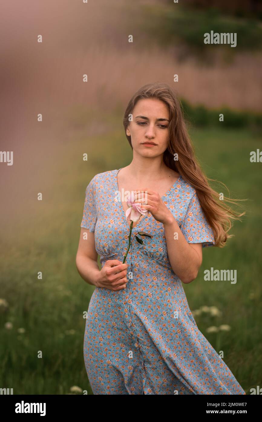 Eine vertikale Aufnahme einer kaukasischen Frau im Wald Stockfoto