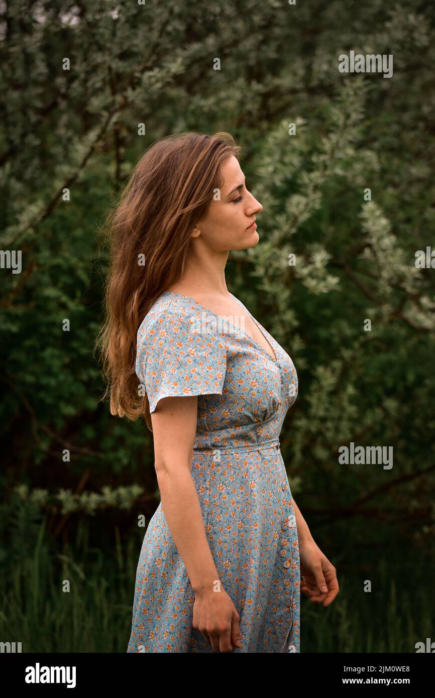 Eine vertikale Aufnahme einer kaukasischen Frau im Wald Stockfoto