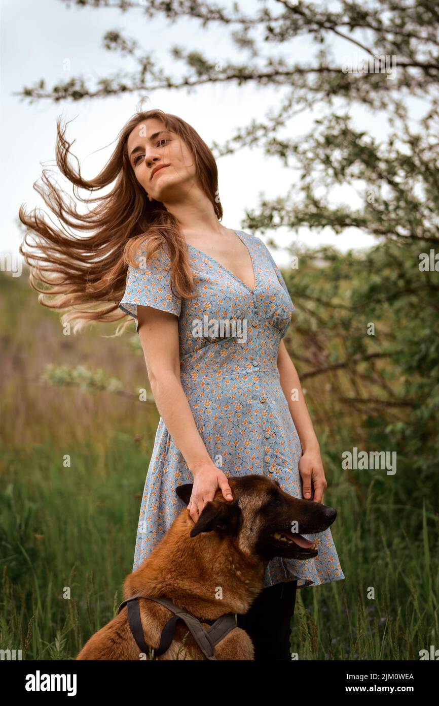 Eine vertikale Aufnahme einer kaukasischen Frau im Wald Stockfoto