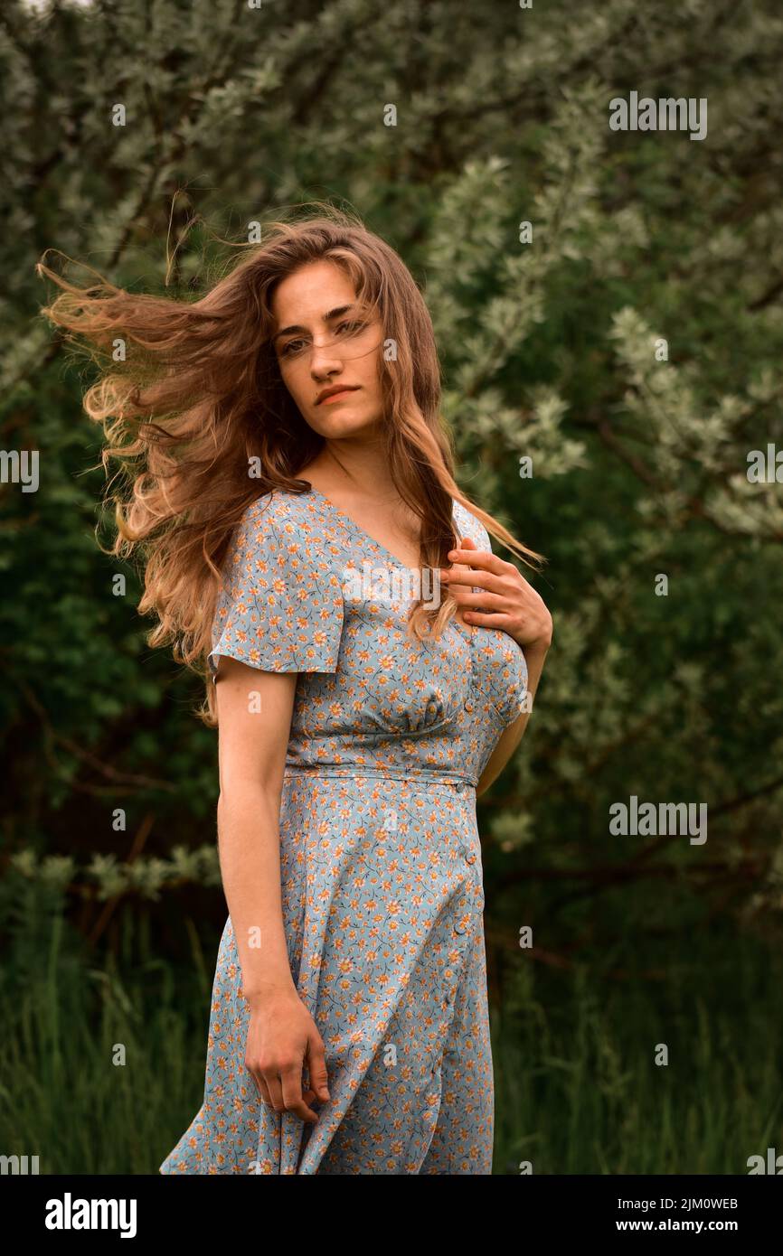 Eine vertikale Aufnahme einer kaukasischen Frau im Wald Stockfoto