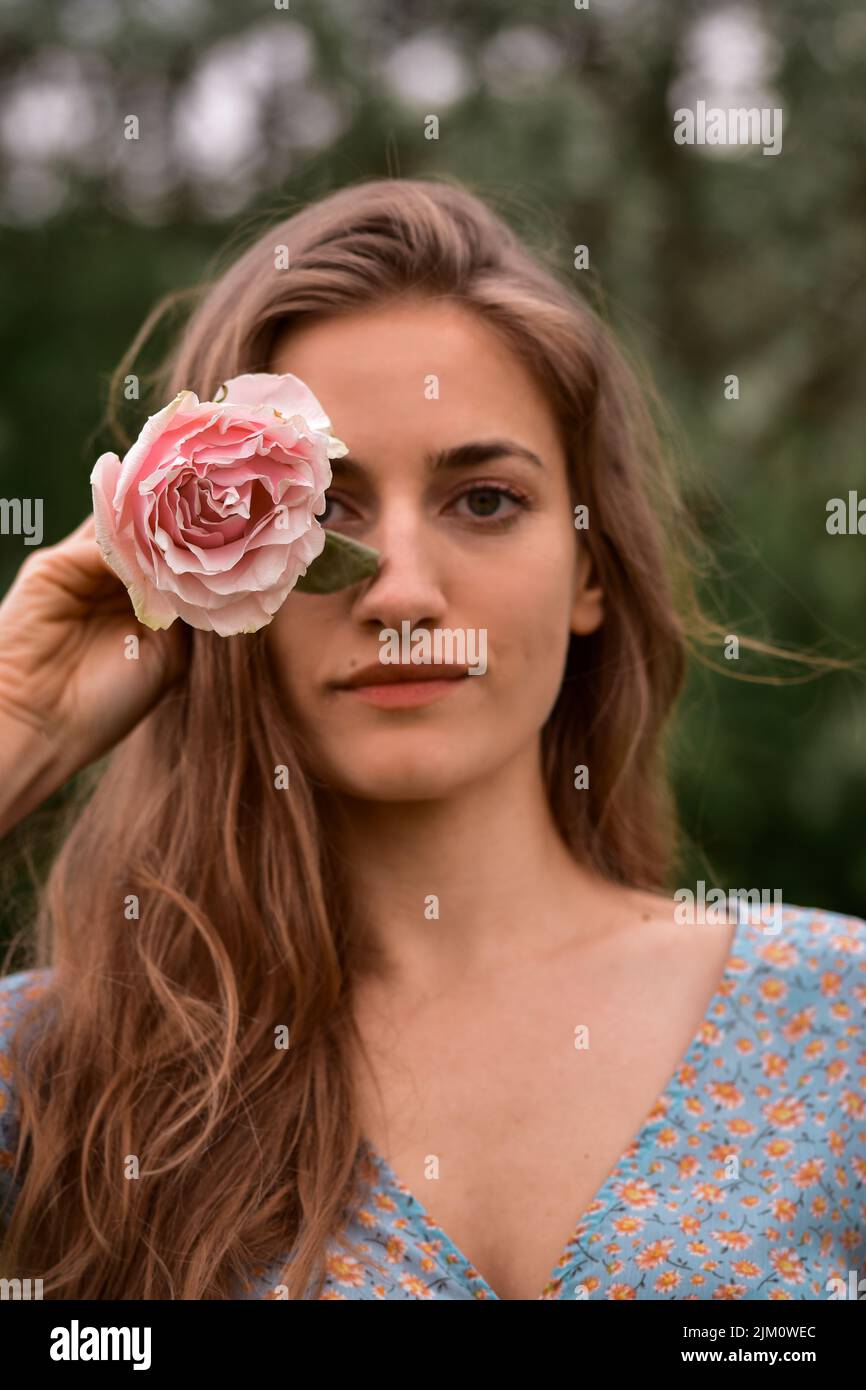 Eine vertikale Aufnahme einer kaukasischen Frau im Wald Stockfoto