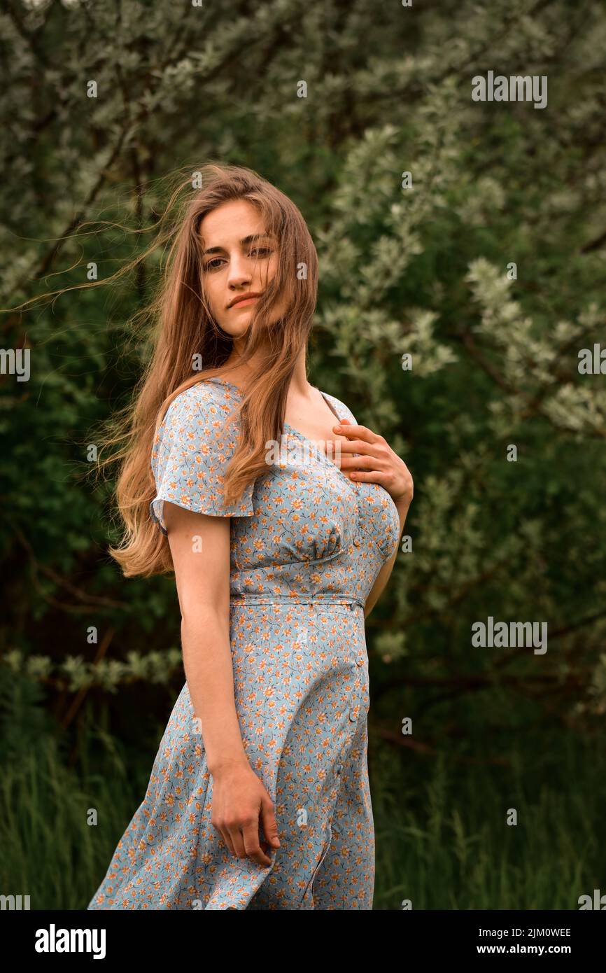 Eine vertikale Aufnahme einer kaukasischen Frau im Wald Stockfoto