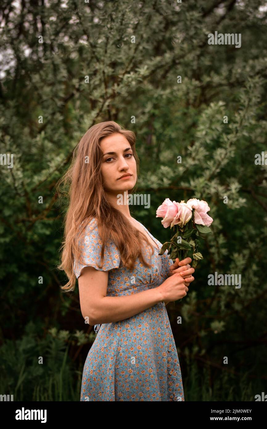 Eine vertikale Aufnahme einer kaukasischen Frau im Wald Stockfoto