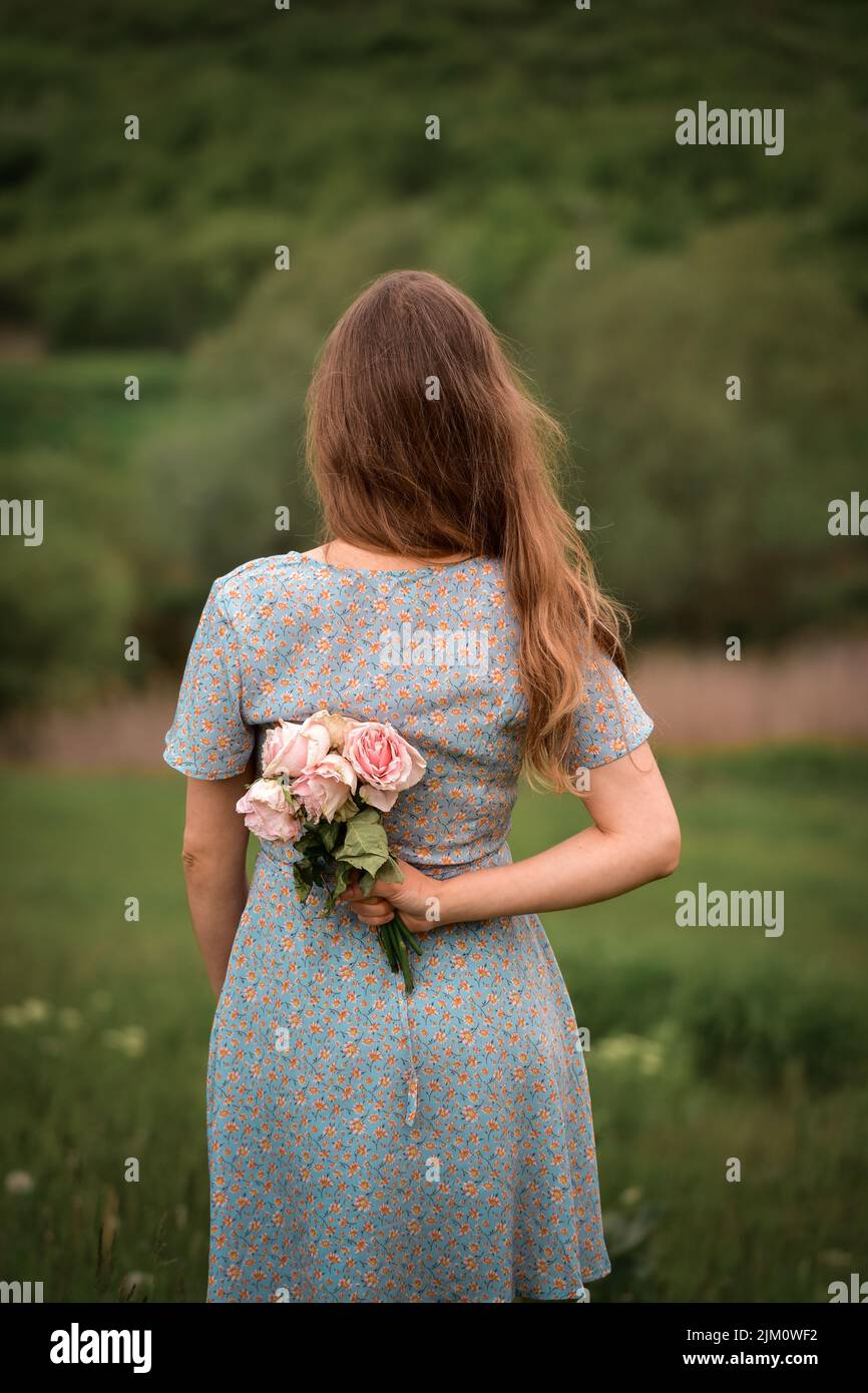 Eine vertikale Aufnahme einer kaukasischen Frau im Wald Stockfoto