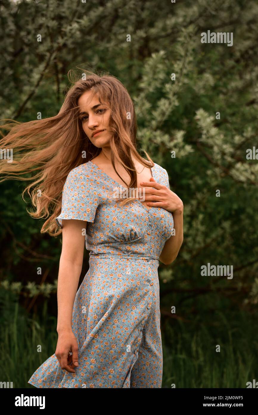 Eine vertikale Aufnahme einer kaukasischen Frau im Wald Stockfoto