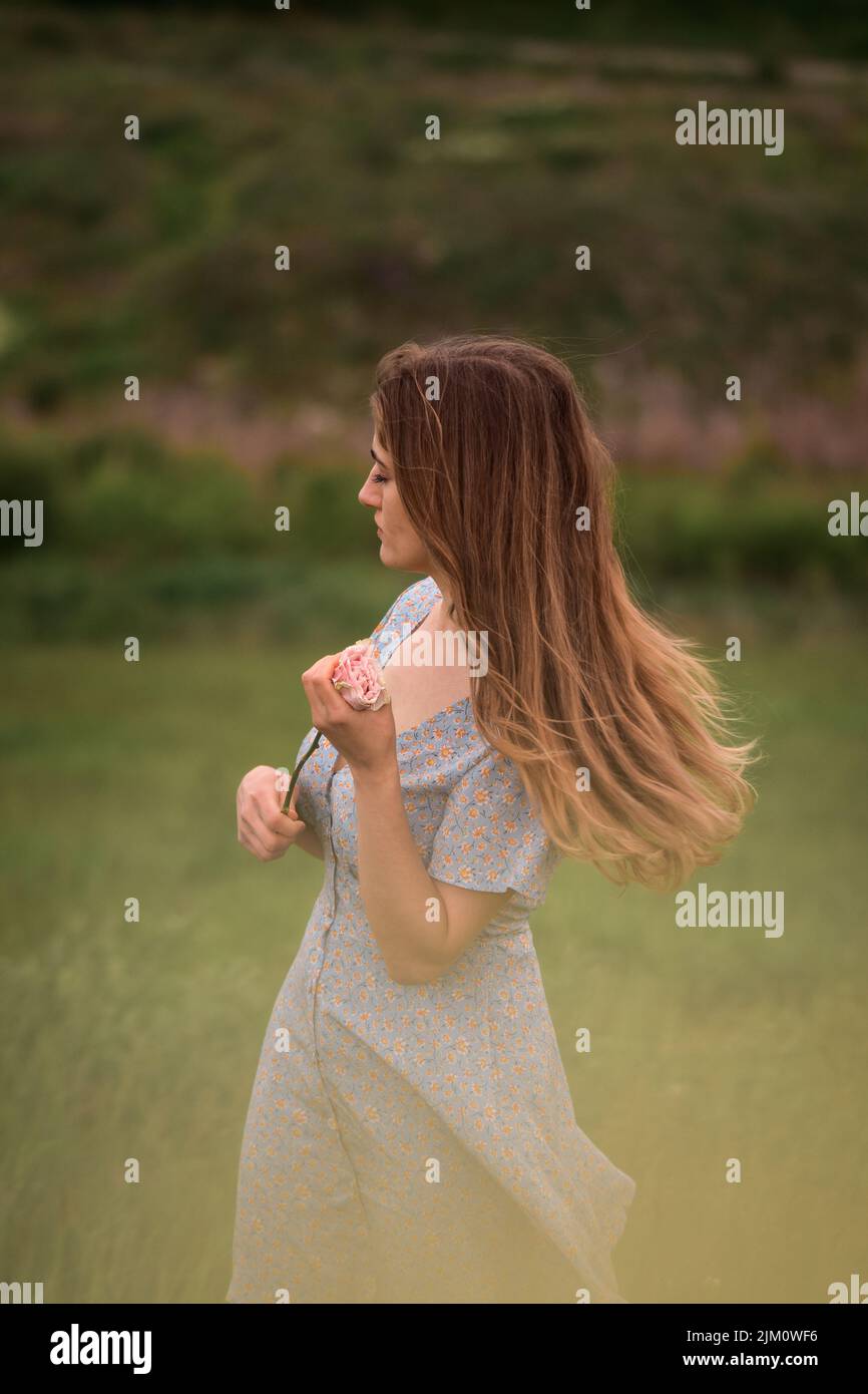 Eine vertikale Aufnahme einer kaukasischen Frau im Wald Stockfoto