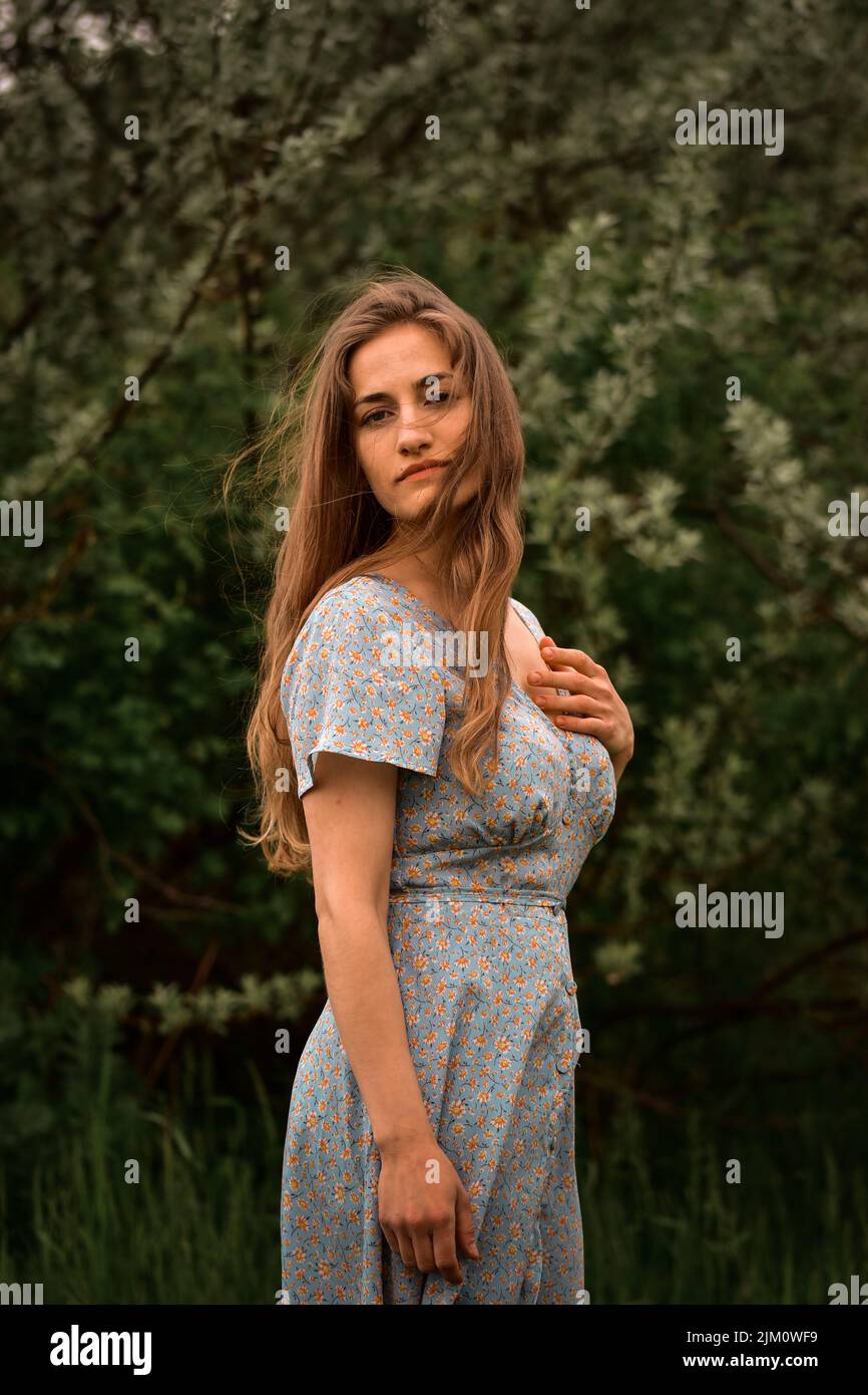 Eine vertikale Aufnahme einer kaukasischen Frau im Wald Stockfoto