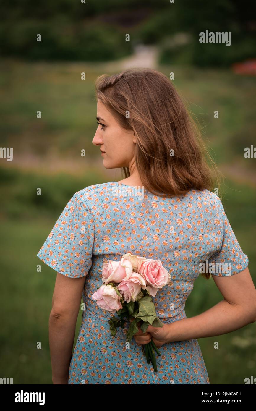Eine vertikale Aufnahme einer kaukasischen Frau im Wald Stockfoto