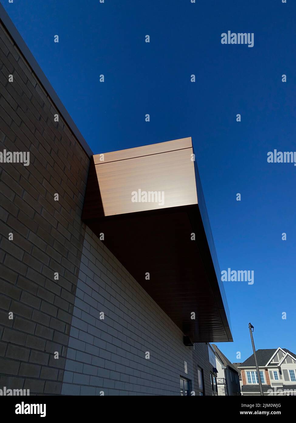 Eine vertikale Aufnahme eines geometrischen dreieckigen Gebäudedesigns mit niedrigem Winkel Stockfoto