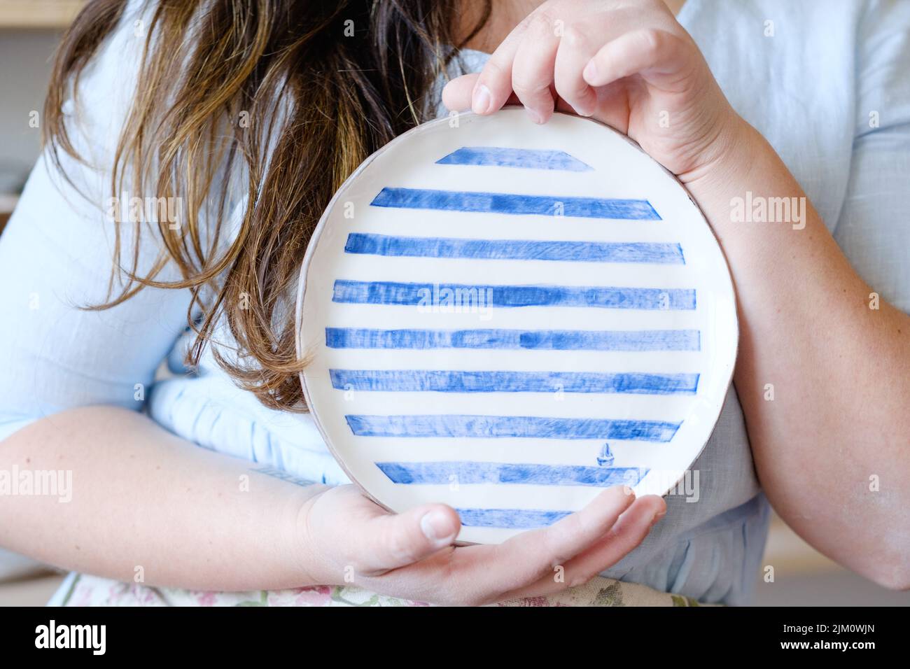 Töpferei Handwerk Hobby handgemachte Tonplatte Stockfoto