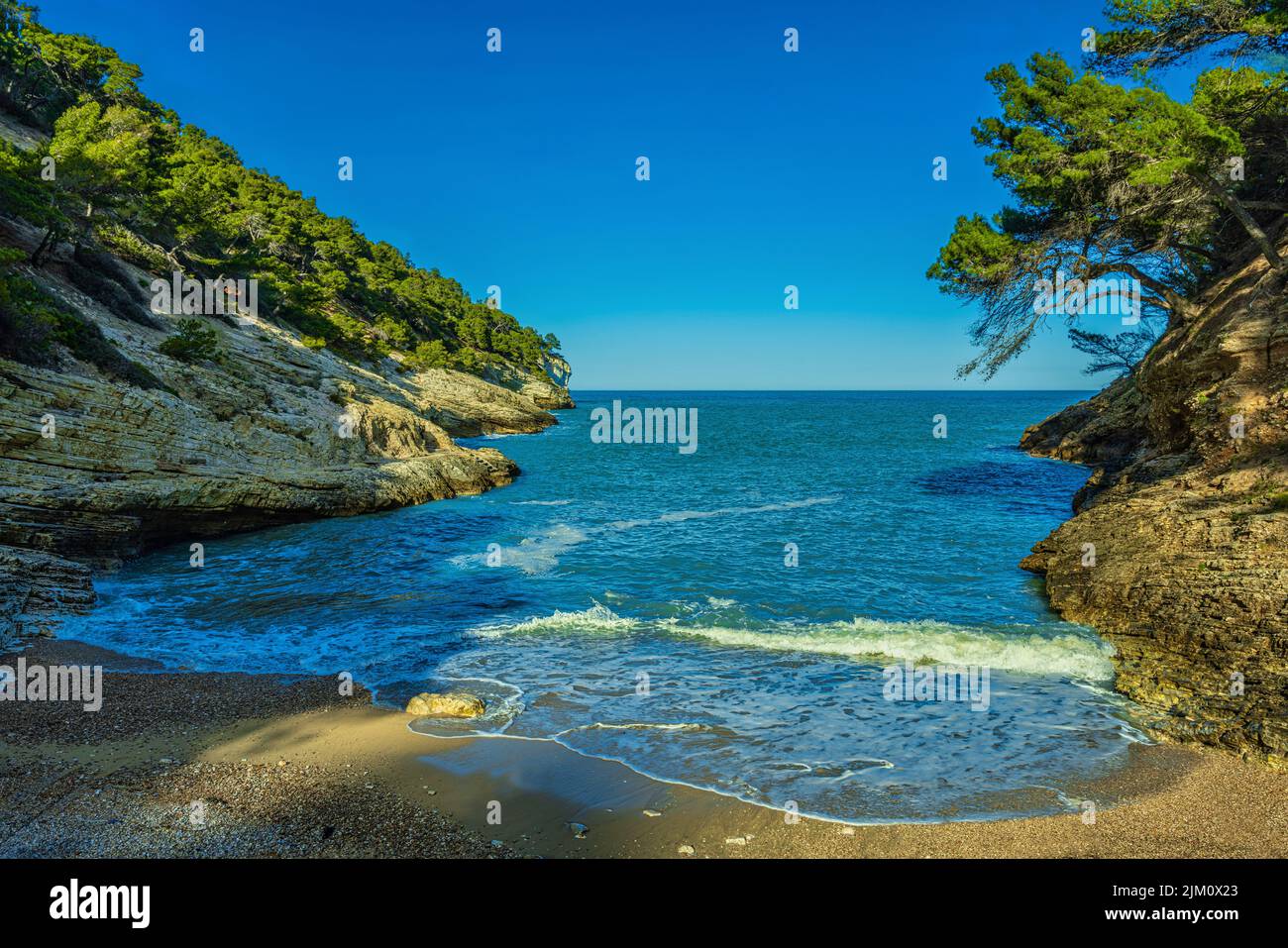 Cala della Pergola, eine der vielen kleinen Buchten der apulischen Küste im Nationalpark Gargano. Vieste, Provinz Foggia, Apulien, Italien, Europa Stockfoto