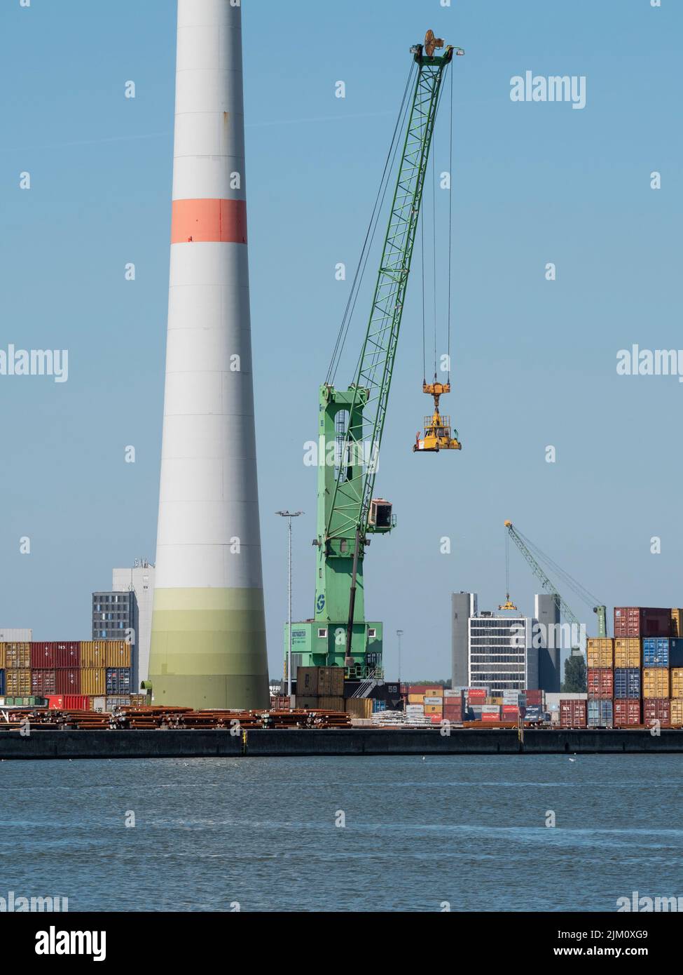 Antwerpen, Belgien, 24. Juli 2022, Grüner Hafenkran und Container im Hafen von Antwerpen Stockfoto