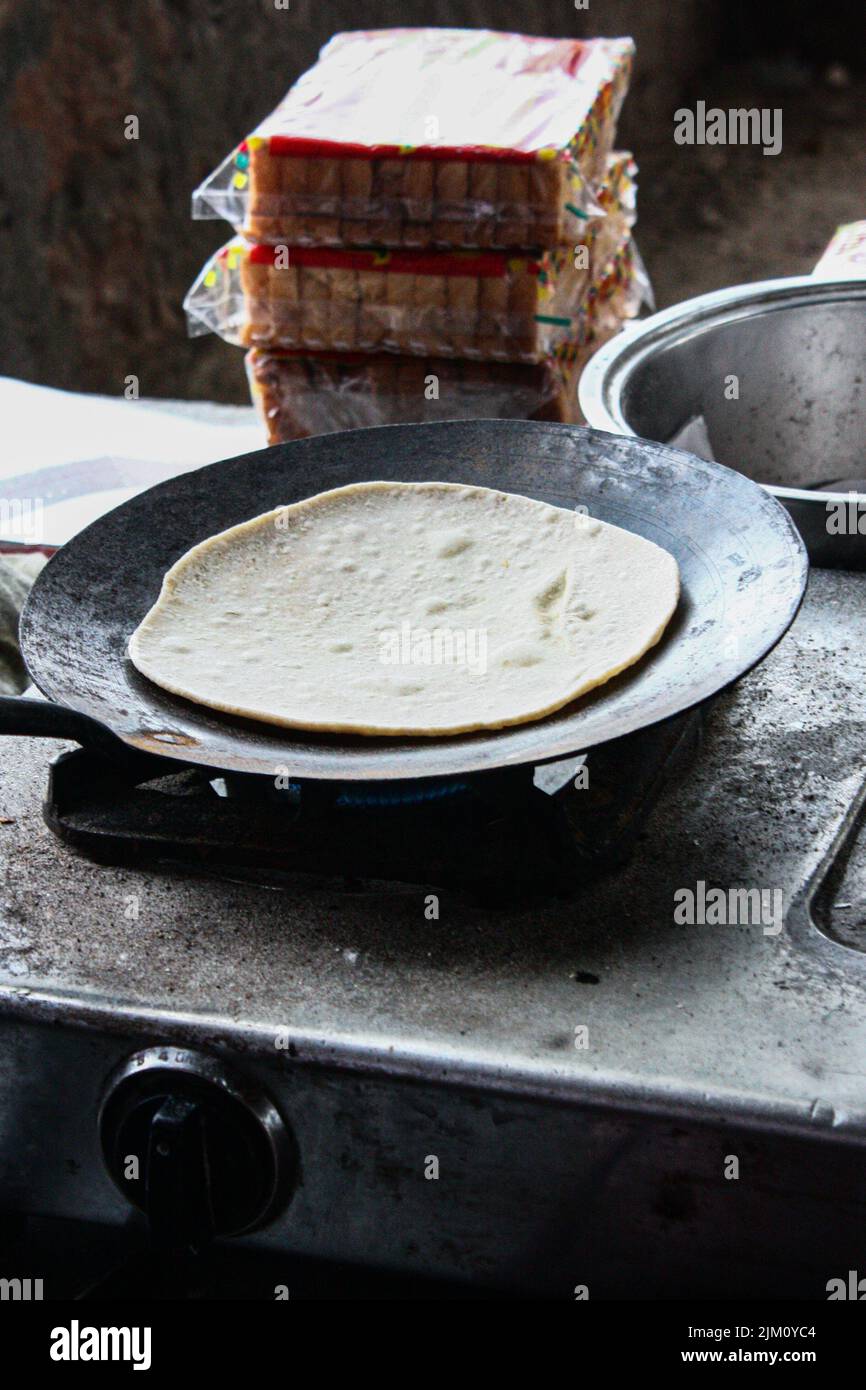 Eine Nahaufnahme von flachem Brot, das auf einer Pfanne gebraten wird Stockfoto