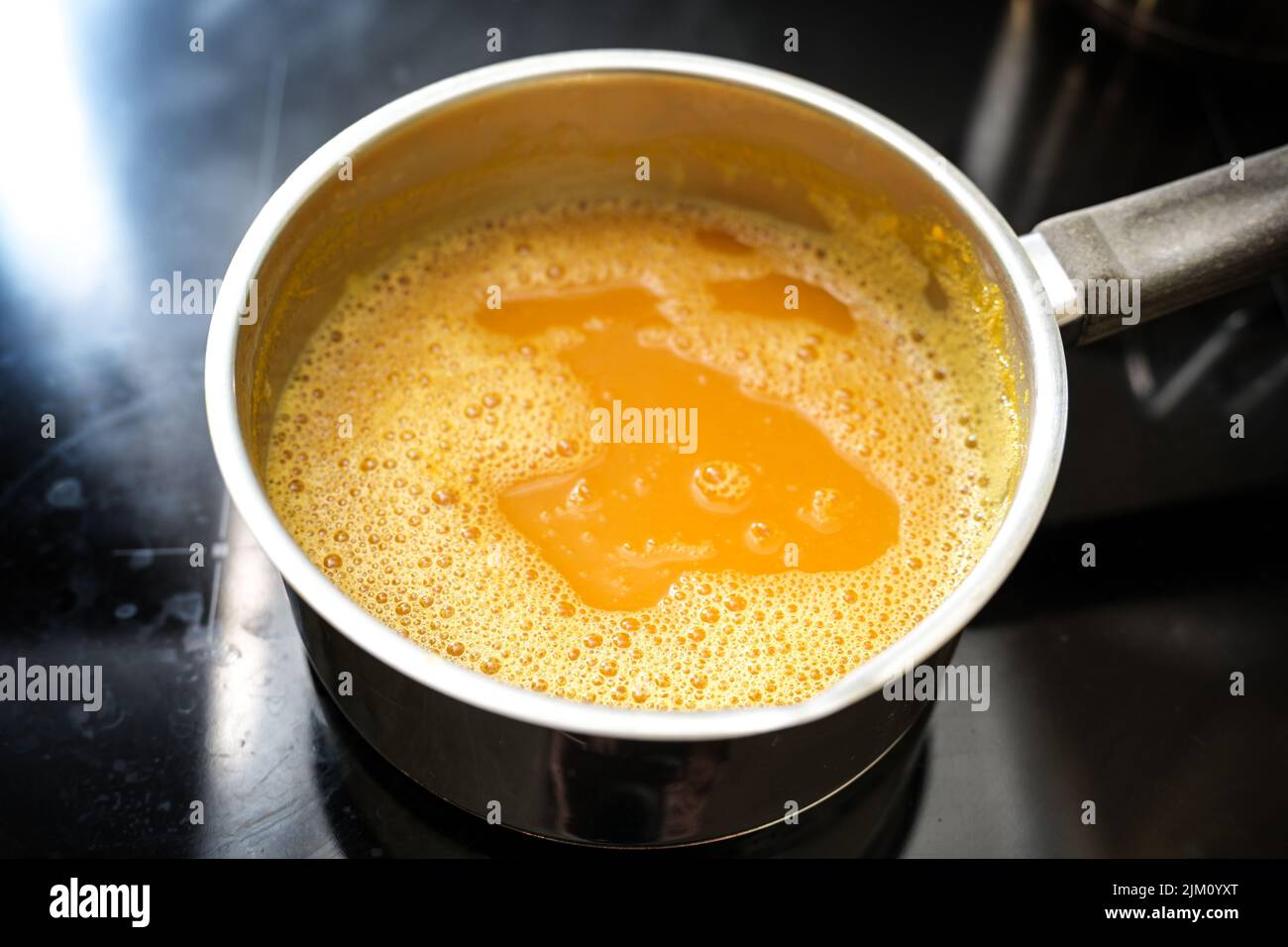 Gesunde Suppe aus drei Zutaten, Karotten, Wasser und Salz in einem Stahltopf auf dem Herd, erfunden von Professor Moro gegen Durchfall, ausgewählter Fokus, n Stockfoto