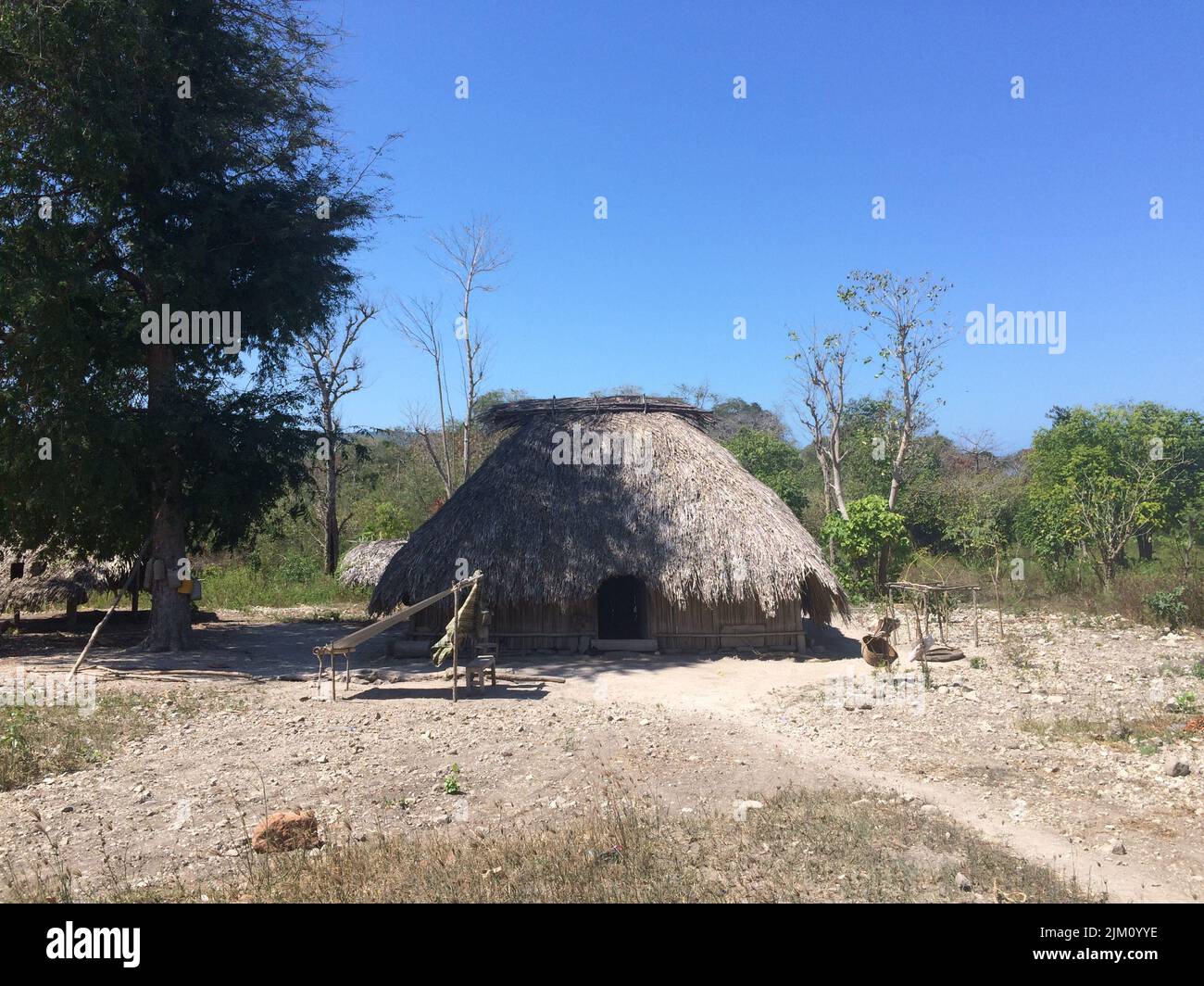 Eine schöne Aufnahme eines traditionellen Dorfhauses in hellem Sonnenlicht in East Nusa Tenggara, Indonesien Stockfoto