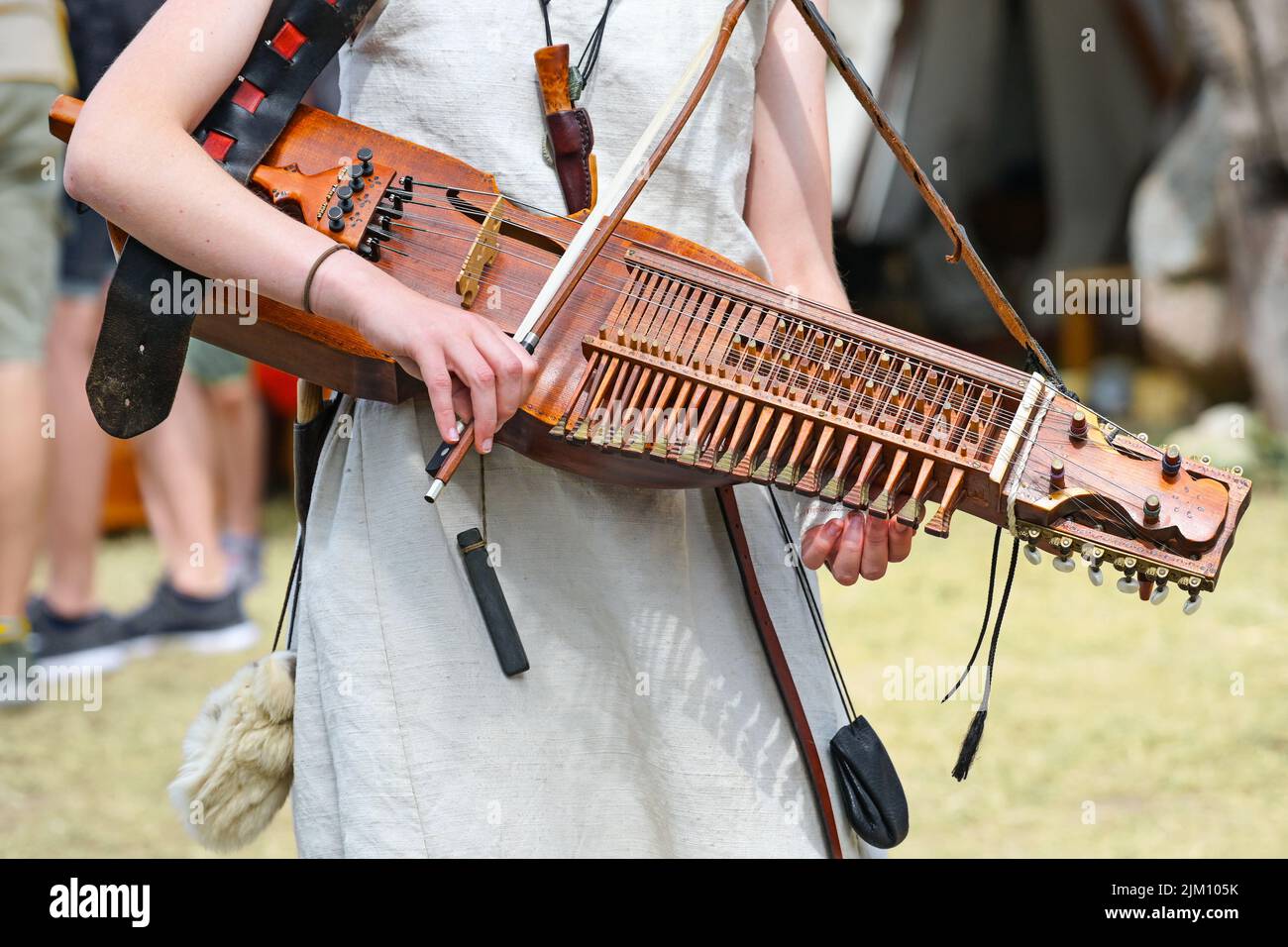 Nyckelharpa, keyed Fiddle, ein traditionelles schwedisches Musikinstrument, Streichinstrument oder Chordophon, gespielt von einer jungen Frau auf einem mittelalterlichen Fest, Stockfoto