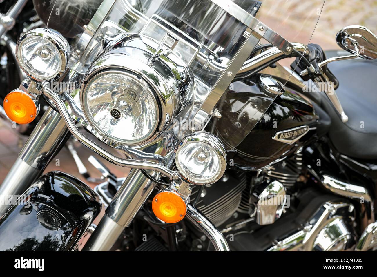 Ratzeburg, Deutschland, 31. Juli 2022: Teil eines Harley Davidson Motorrades von vorne mit Scheinwerfern, orangefarbenen Lampen und Chrom, ausgewählter Fokus, Narro Stockfoto
