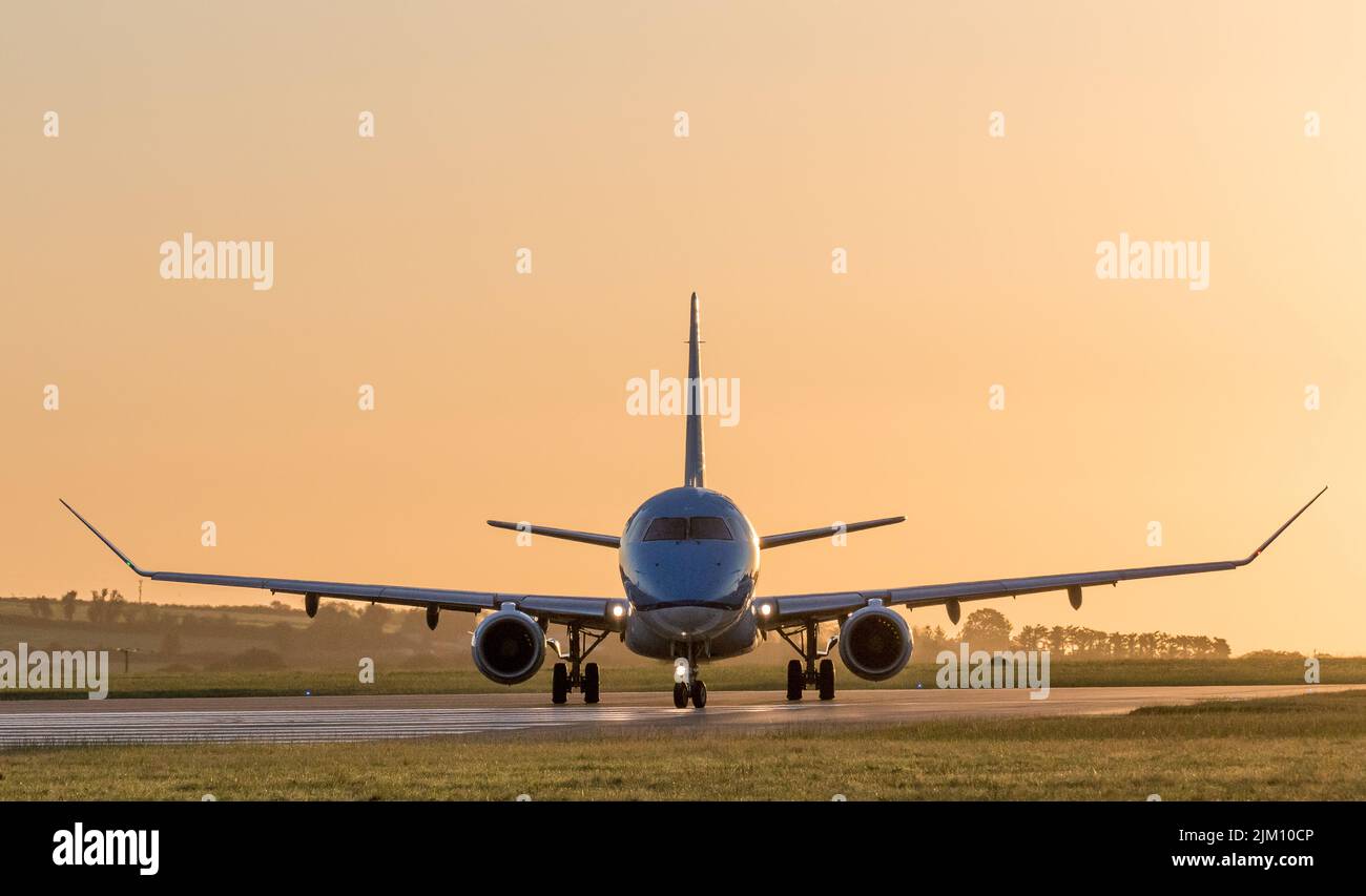 Cork Airport, Cork, Irland. 04.. August 2022. Ein KLM Embraer 175 rollt im Morgengrauen vor dem Abflug auf der Startbahn für einen frühen Flug nach Amsterdam von Cork, Flughafen, Irland.- Credit; David Creedon / Alamy Live News Stockfoto