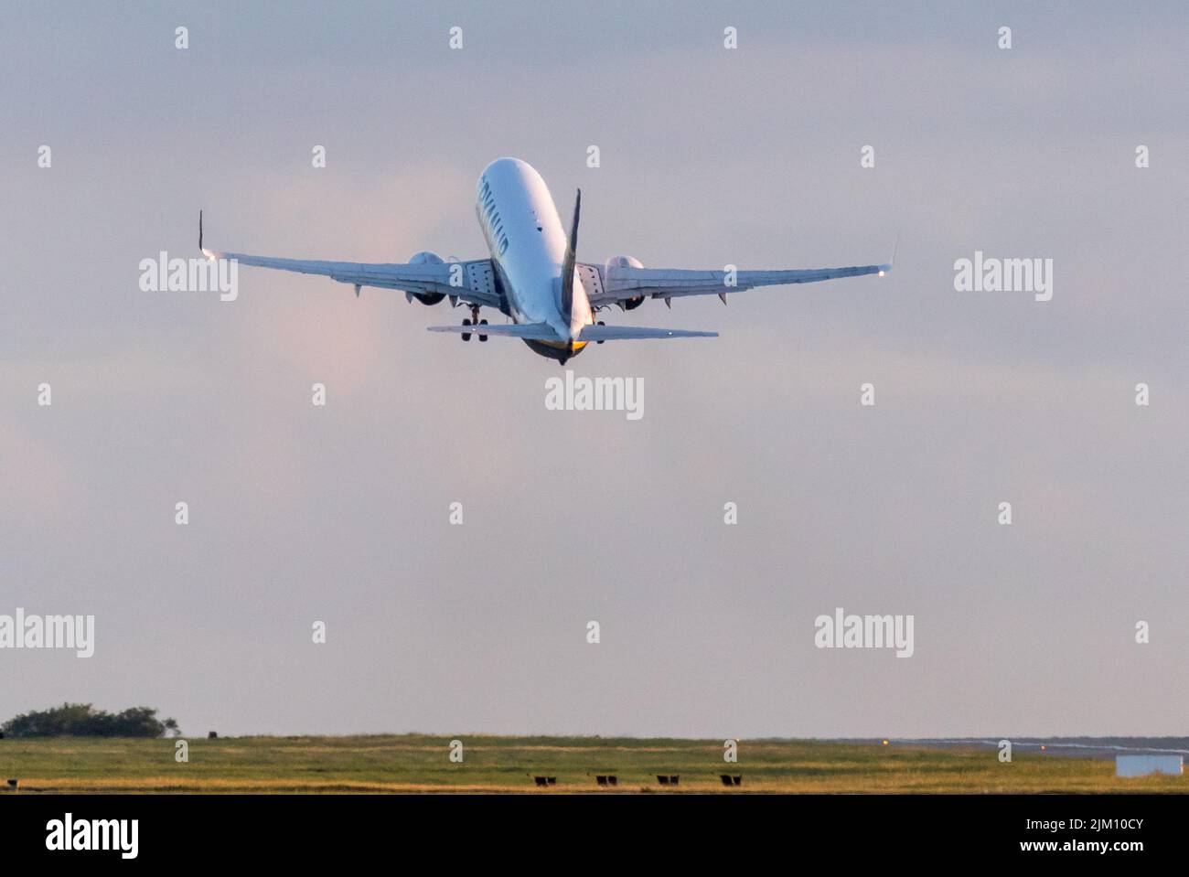 Cork Airport, Cork, Irland. 04.. August 2022. Eine Ryanair Boeing 737 hebt ab für einen frühen Morgenflug nach Poznan vom Flughafen Cork, Irland.- Credit; David Creedon / Alamy Live News Stockfoto