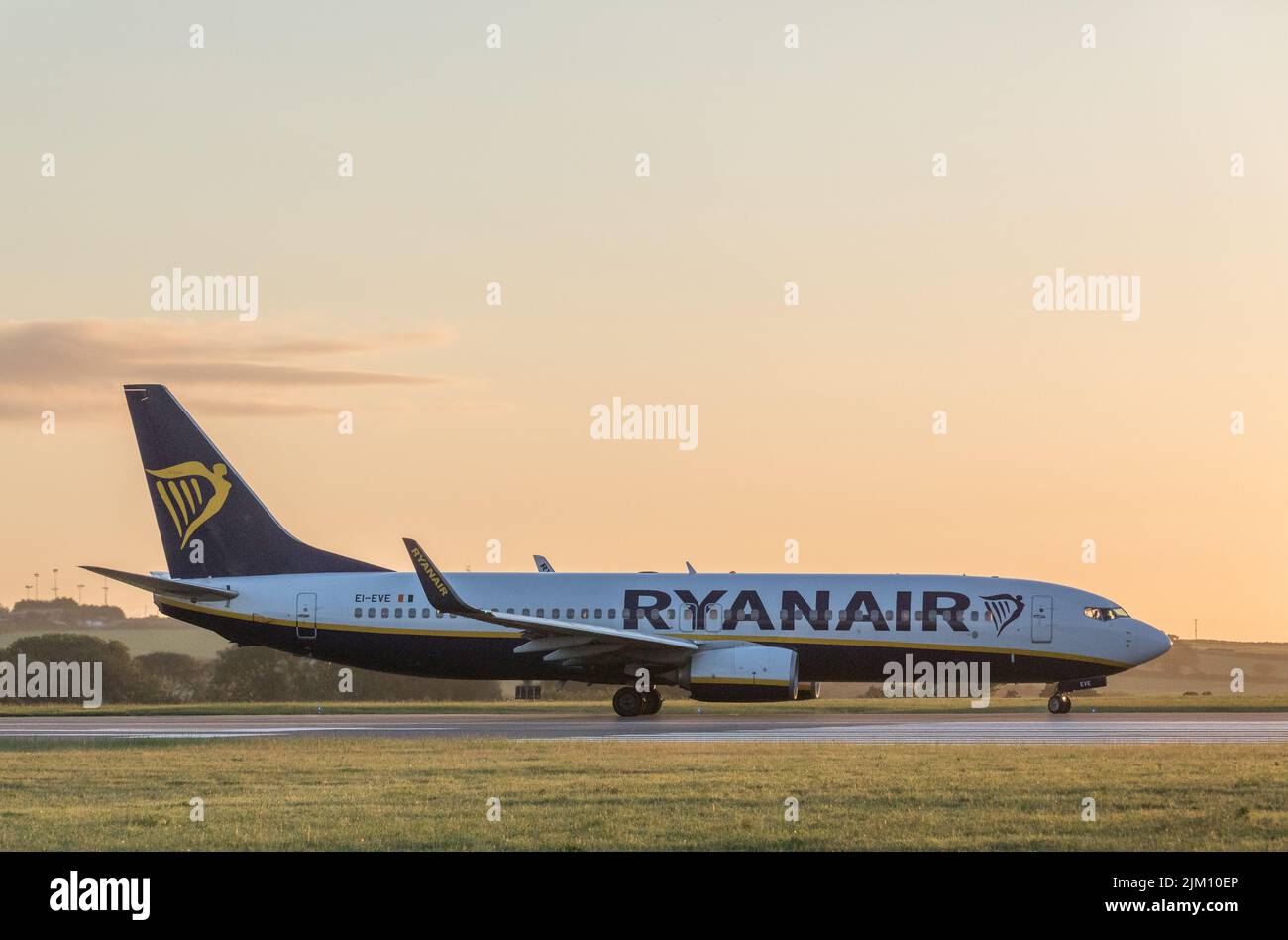 Cork Airport, Cork, Irland. 04.. August 2022. Eine Ryanair Boeing 737 rollt vor dem Abflug vom Flughafen Cork, Irland, nach Poznan auf die Start- und Landebahn.- Credit; David Creedon / Alamy Live News Stockfoto