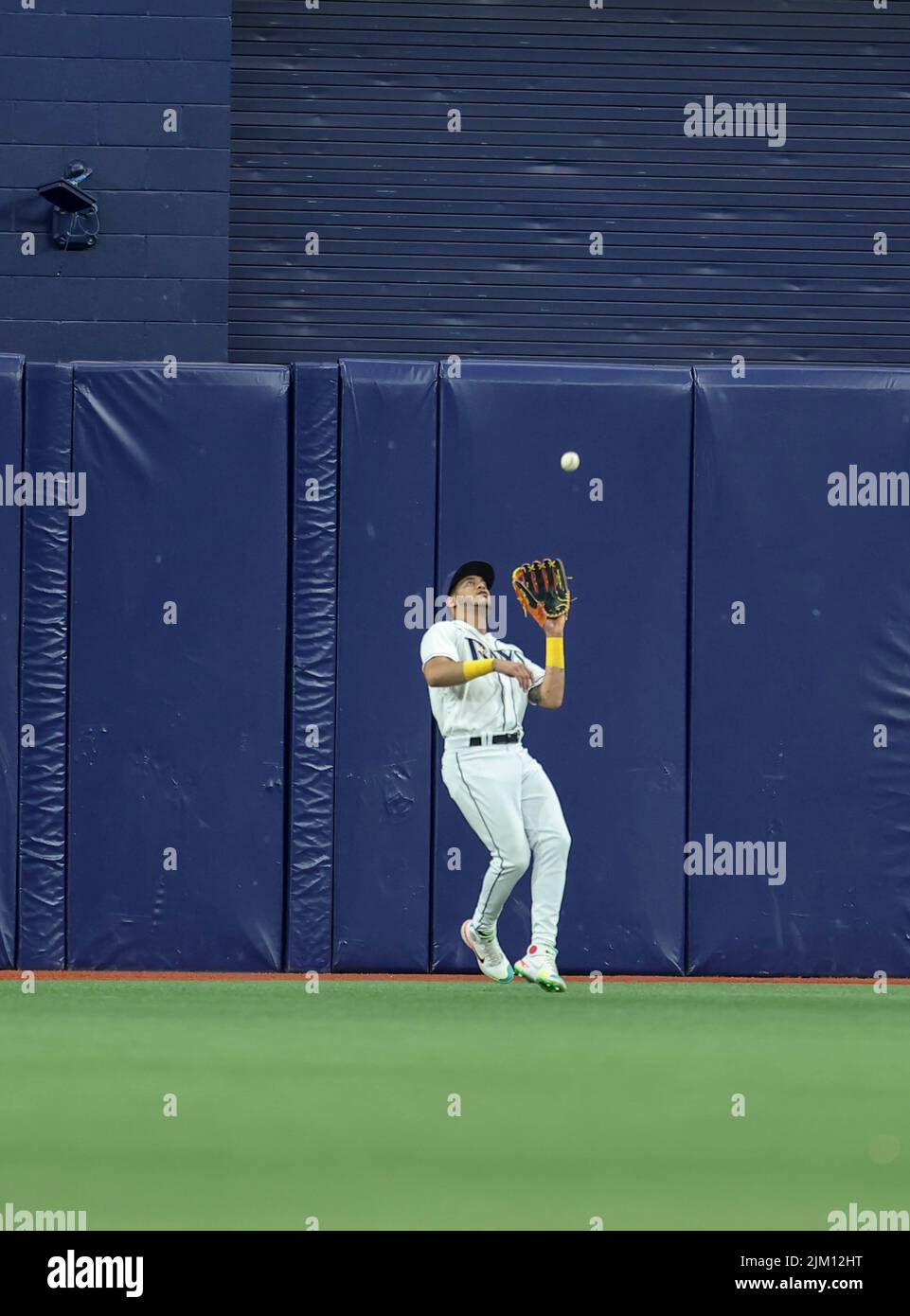 St. Petersburg, Florida. USA; bei seinem Debüt in Tampa Bay Rays fängt der Mittelfeldspieler Jose Siri (22) während eines Baseballspiels der Major League gegen die Toronto Blue Jays am Dienstag, den 2. August 2022, im Tropicana Field einen Pop-Fly in die Mitte. Die Blauen Jays schlagen die Strahlen 3-1. (Kim Hukari/Image of Sport/Sipa USA) Stockfoto