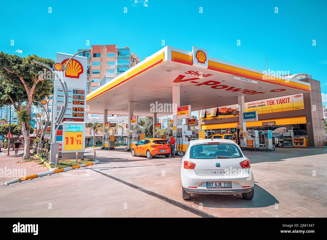23. Juni 2022, Antalya, Türkei: An der türkischen Shell-Tankstelle füllen Autofahrer ihre Autos mit Benzin und Diesel. Das Konzept von Inflation und Expen Stockfoto