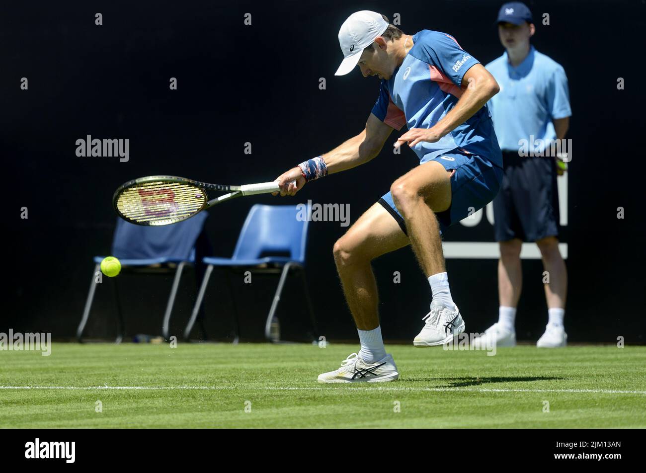 Eastbourne, Großbritannien. 20.. Juni 2022. Der Titelverteidiger Alex de Minaur (aus) schlug Cristian Garin (Chile) in der ersten Runde im mittleren CO Stockfoto