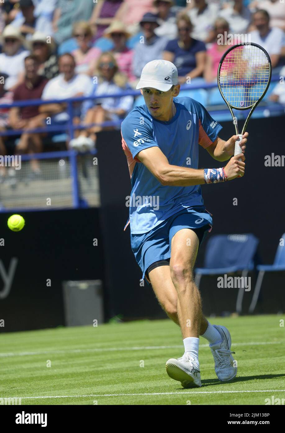 Eastbourne, Großbritannien. 20.. Juni 2022. Der Titelverteidiger Alex de Minaur (aus) schlug Cristian Garin (Chile) in der ersten Runde im mittleren CO Stockfoto