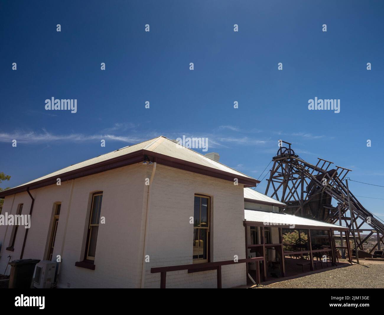 Alte Minengebäude und Mohnkopf im Gwalia Museum, Western Australia Stockfoto