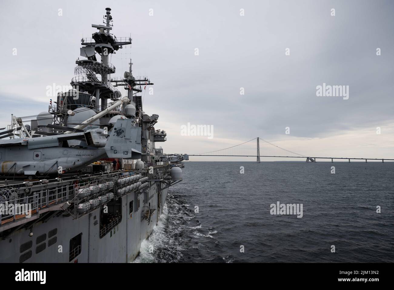 DÄNISCHE MEERENGE, Ostsee. 2. August 2022. Das amphibische Sturmschiff USS Kearsarge (LHD 3) der Wasp-Klasse durchschifft die dänische Meerenge, um im August in die Ostsee einzudringen. 2, 2022. Die Kearsarge Amphibious Ready Group und die eingeschiffte 22. Marine Expeditionary Unit unter dem Kommando und der Kontrolle der Task Force 61/2 befinden sich im geplanten Einsatzgebiet der US Naval Forces Europe, das von der US Sixth Fleet zur Verteidigung der Interessen der USA, der Alliierten und der Partner eingesetzt wird. Quelle: U.S. Navy/ZUMA Press Wire Service/ZUMAPRESS.com/Alamy Live News Stockfoto