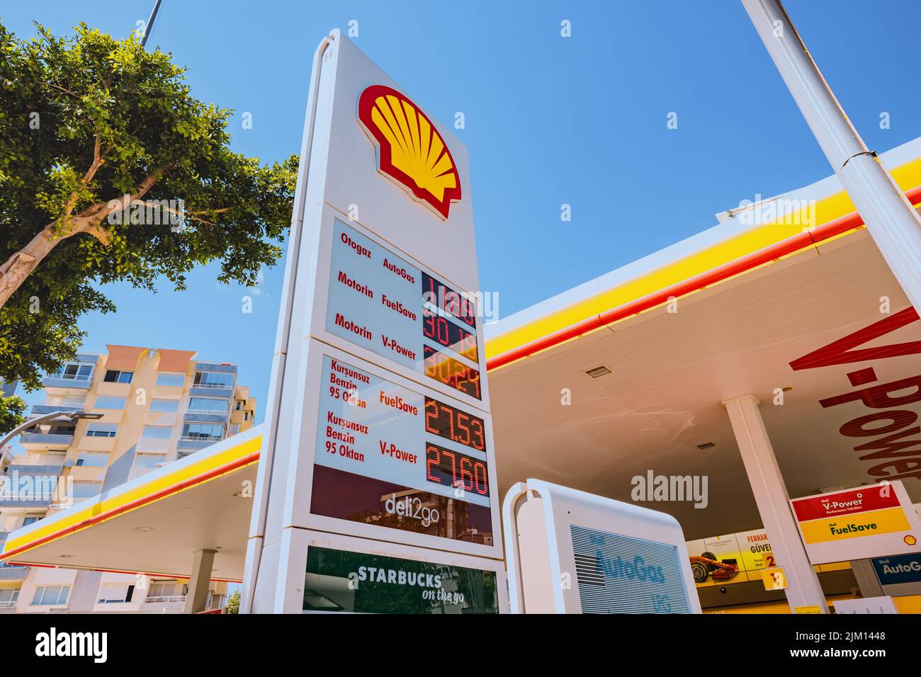 23. Juni 2022, Antalya, Türkei: An der türkischen Shell-Tankstelle füllen Autofahrer ihre Autos mit Benzin und Diesel. Das Konzept von Inflation und Expen Stockfoto