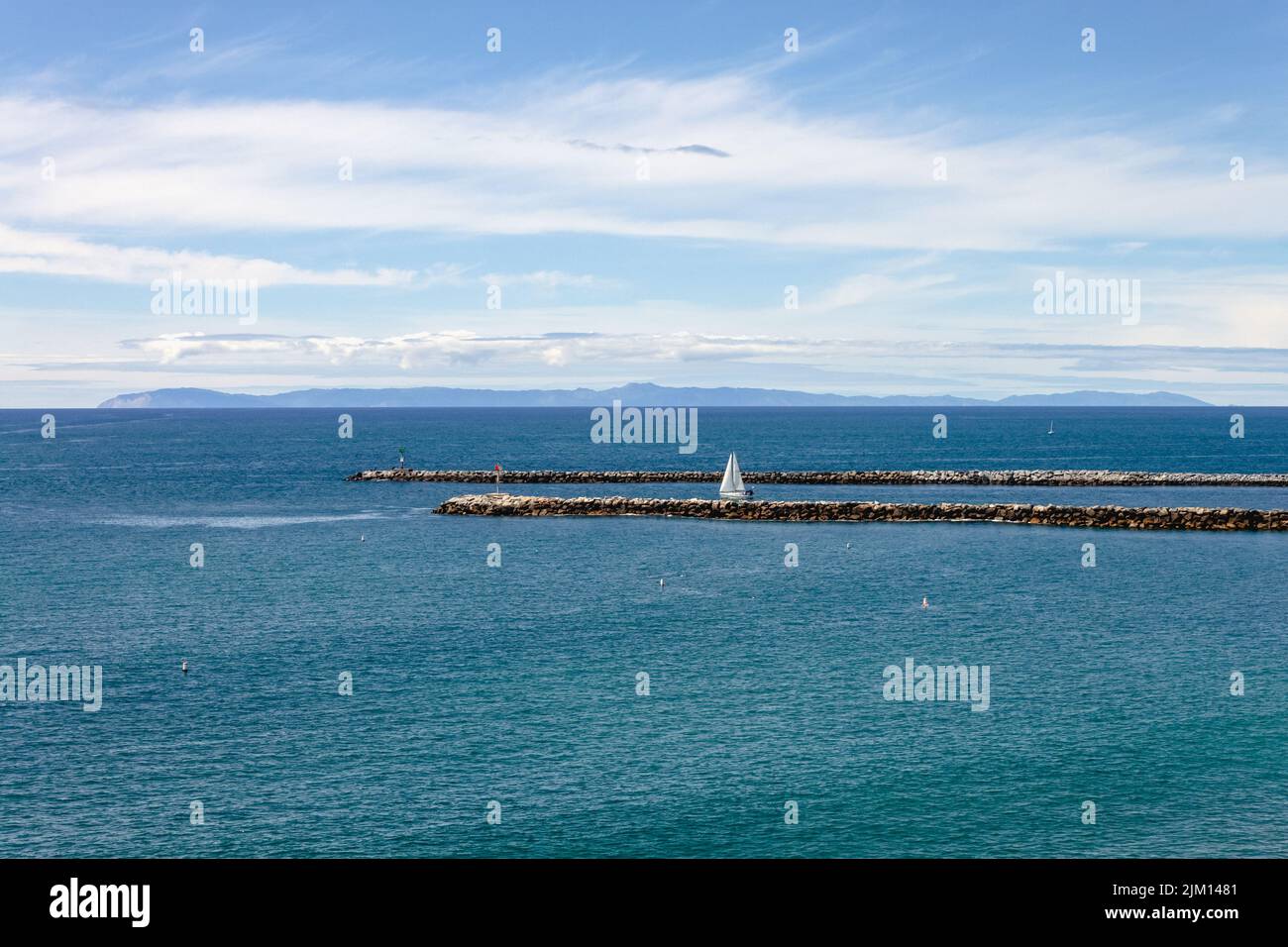 Malerische Aussicht auf Catalina Island, Newport Harbor Steg und ein Segelboot an einem schönen Sommertag Stockfoto