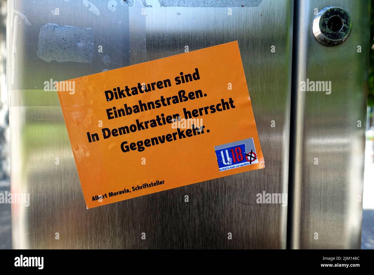 Aufkleber, die Regierungen sind Einbahnstraßen, in Demokratien gibt es Gegenverkehr, Berlin, Deutschland Stockfoto