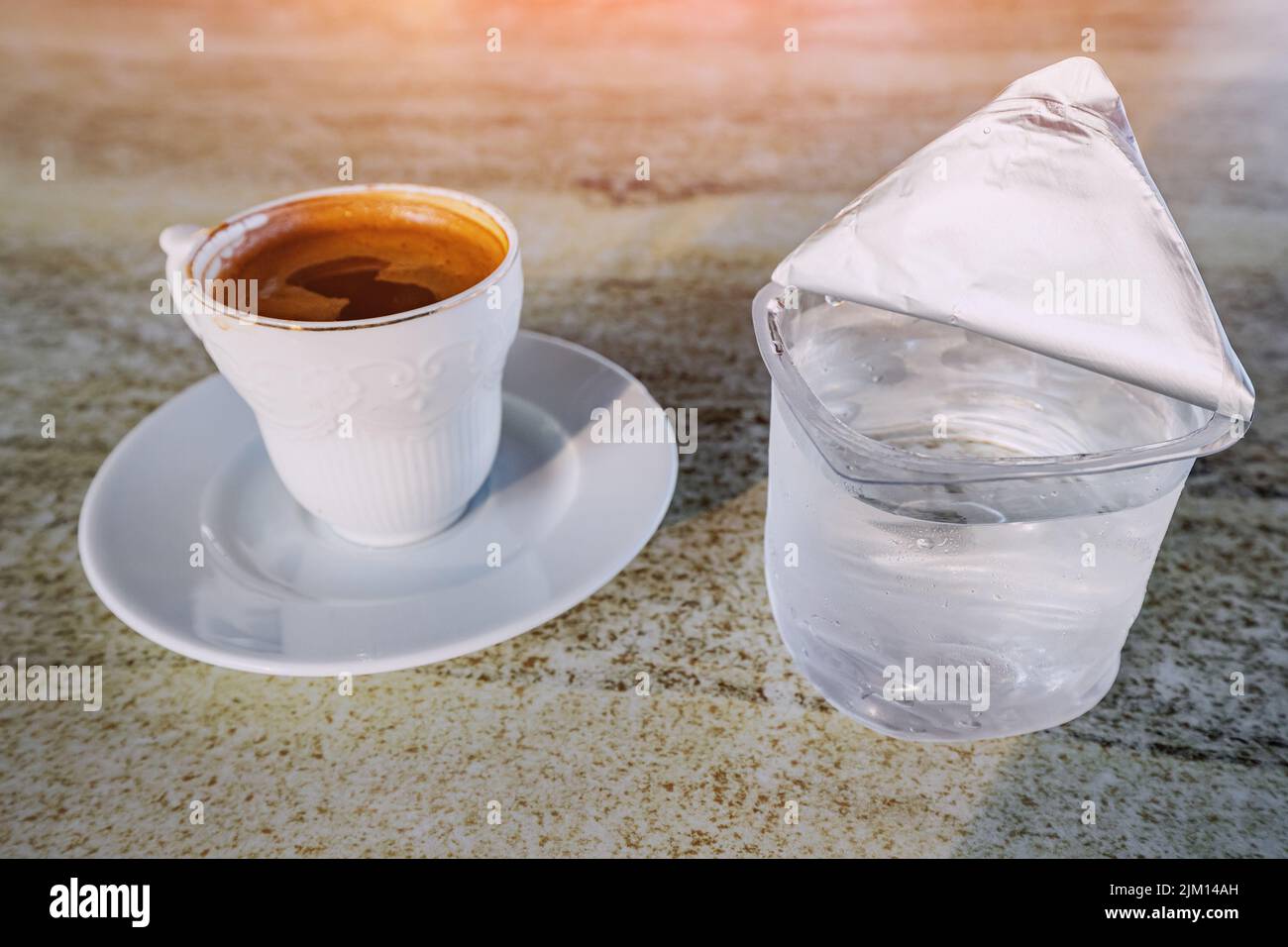 Traditioneller türkischer Kaffee mit reinem Wasser für einen besseren Geschmack Stockfoto