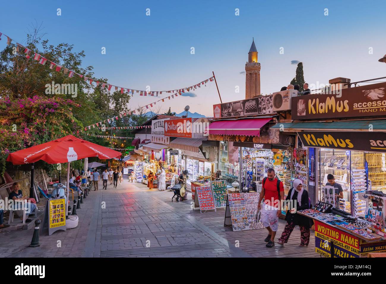 21. Juni 2022, Antalya, Türkei: Touristenspaziergang und Shopping im Altstadtbasar mit Blick auf das Yivli Minarett bei Sonnenuntergang Stockfoto