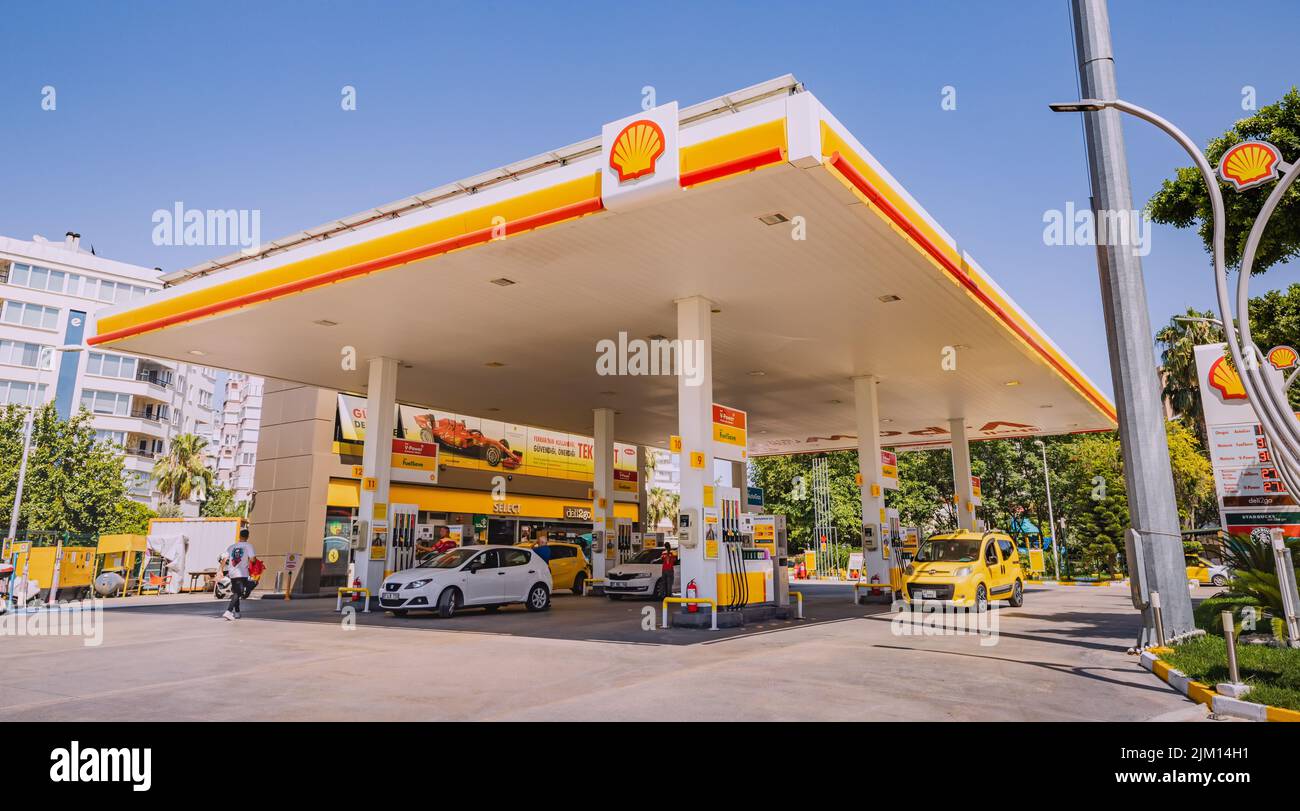 23. Juni 2022, Antalya, Türkei: An der türkischen Shell-Tankstelle füllen Autofahrer ihre Autos mit Benzin und Diesel. Das Konzept von Inflation und Expen Stockfoto
