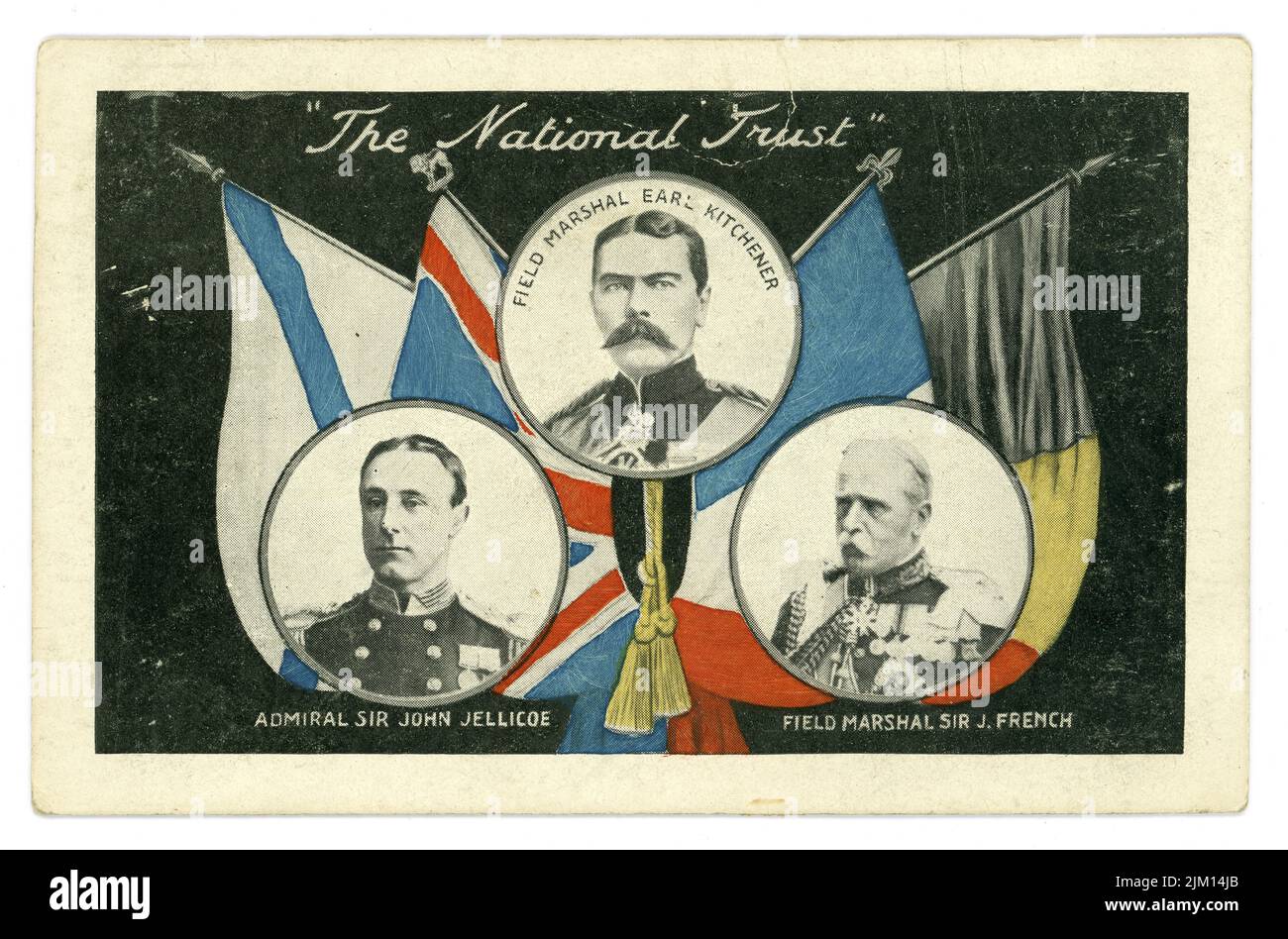 Originalpostkarte aus der Zeit WW1, Feldmarschall des National Trust Earl Kitchener und Sir J. French, Admiral Sir John Jellicoe (Supreme Command Home Fleets 1914) mit alliierten Flaggen, Großbritannien Stockfoto
