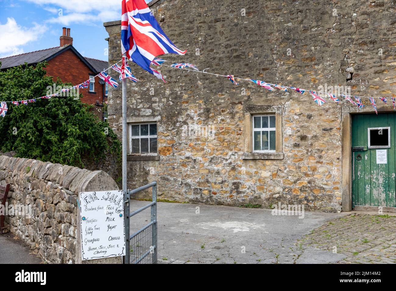 Waddington Village in Lancashire, Farmladen in Waddington flys the Union Jack und hat ein Farmladen-Menü für Lebensmittelverkäufe, England, Großbritannien, Sommer 2022 Stockfoto