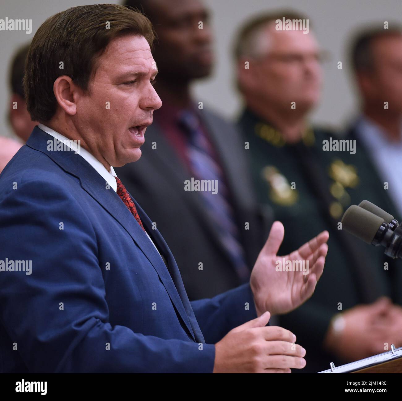 Rockledge, Usa. 03. August 2022. Florida Gov. Ron DeSantis spricht auf einer Pressekonferenz, um die Erweiterung eines neuen, pilotierten Drogenmissbrauchs- und -wiederherstellungs-Netzwerks zur Unterbrechung der Opioid-Epidemie in der Space Coast Health Foundation in ROCKLEDGE, Florida, bekannt zu geben. Das koordinierte Netz zur Opioidwiederherstellung (CORE) der Suchtversorgung wurde in Palm Beach County pilotiert und wird in bis zu zwölf Grafschaften expandieren, um Floridas im Kampf gegen die Suchtproblematik zu unterstützen. Kredit: SOPA Images Limited/Alamy Live Nachrichten Stockfoto