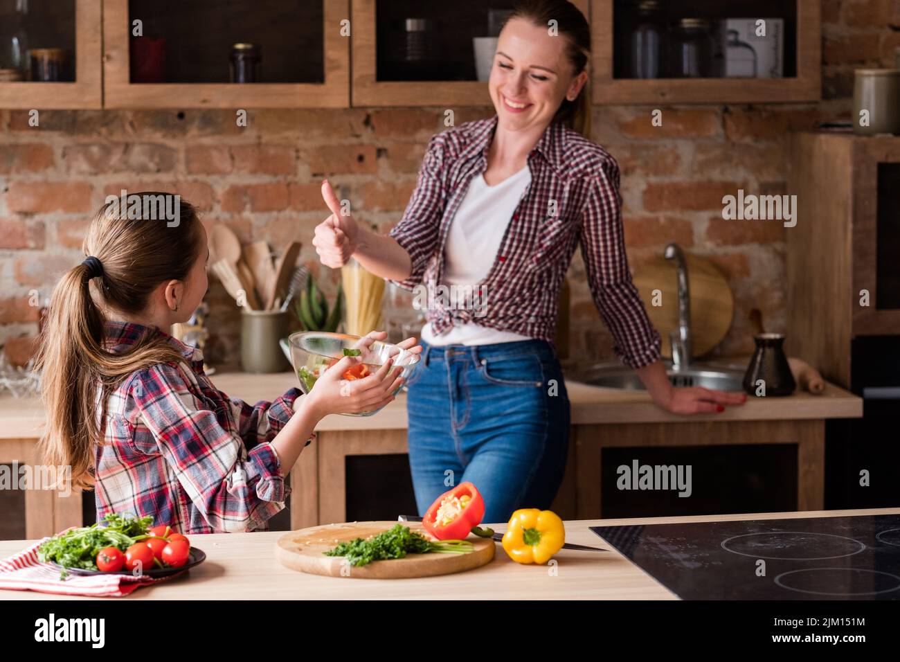 Mädchen bereiten Salat gesundes Essen Familie Kochen Stockfoto
