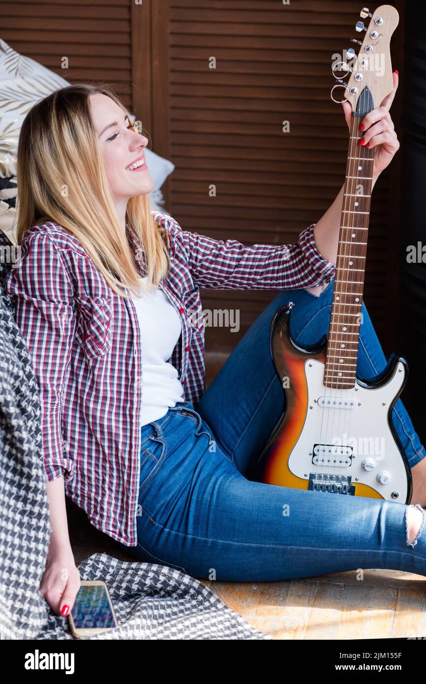 Spaß musikalische Freizeit Kunst Hobby Talent Frau Gitarre Stockfoto