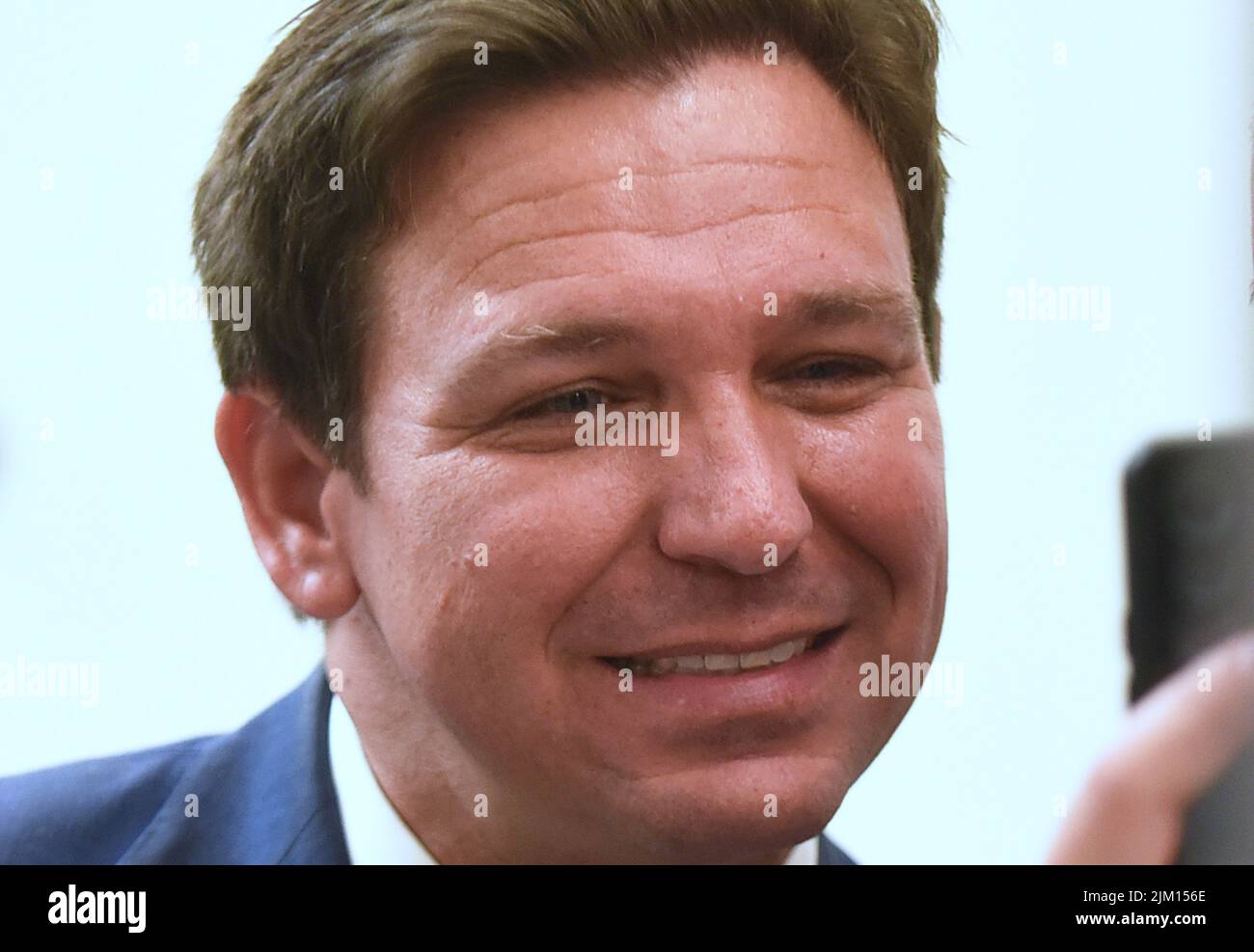 Rockledge, Usa. 03. August 2022. Florida Gov. Ron DeSantis auf einer Pressekonferenz, um die Erweiterung eines neuen, pilotierten Drogenmissbrauchs- und -wiederherstellungs-Netzwerks zur Unterbrechung der Opioid-Epidemie in der Space Coast Health Foundation in ROCKLEDGE, Florida, bekannt zu geben. Das koordinierte Netz zur Opioidwiederherstellung (CORE) der Suchtversorgung wurde in Palm Beach County pilotiert und wird in bis zu zwölf Grafschaften expandieren, um Floridas im Kampf gegen die Suchtproblematik zu unterstützen. (Foto von Paul Hennessy/SOPA Images/Sipa USA) Quelle: SIPA USA/Alamy Live News Stockfoto